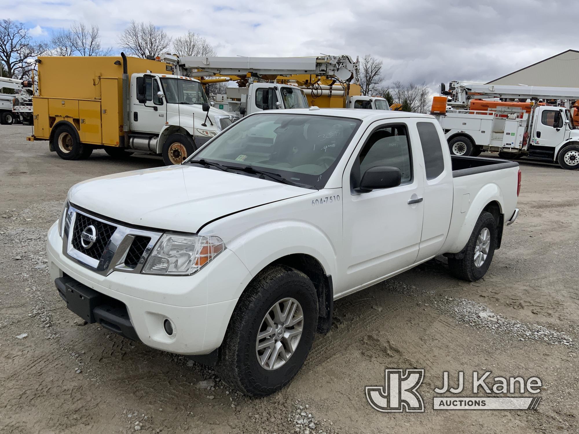 (Fort Wayne, IN) 2017 Nissan Frontier 4x4 Extended-Cab Pickup Truck Runs & Moves) (Paint Damage