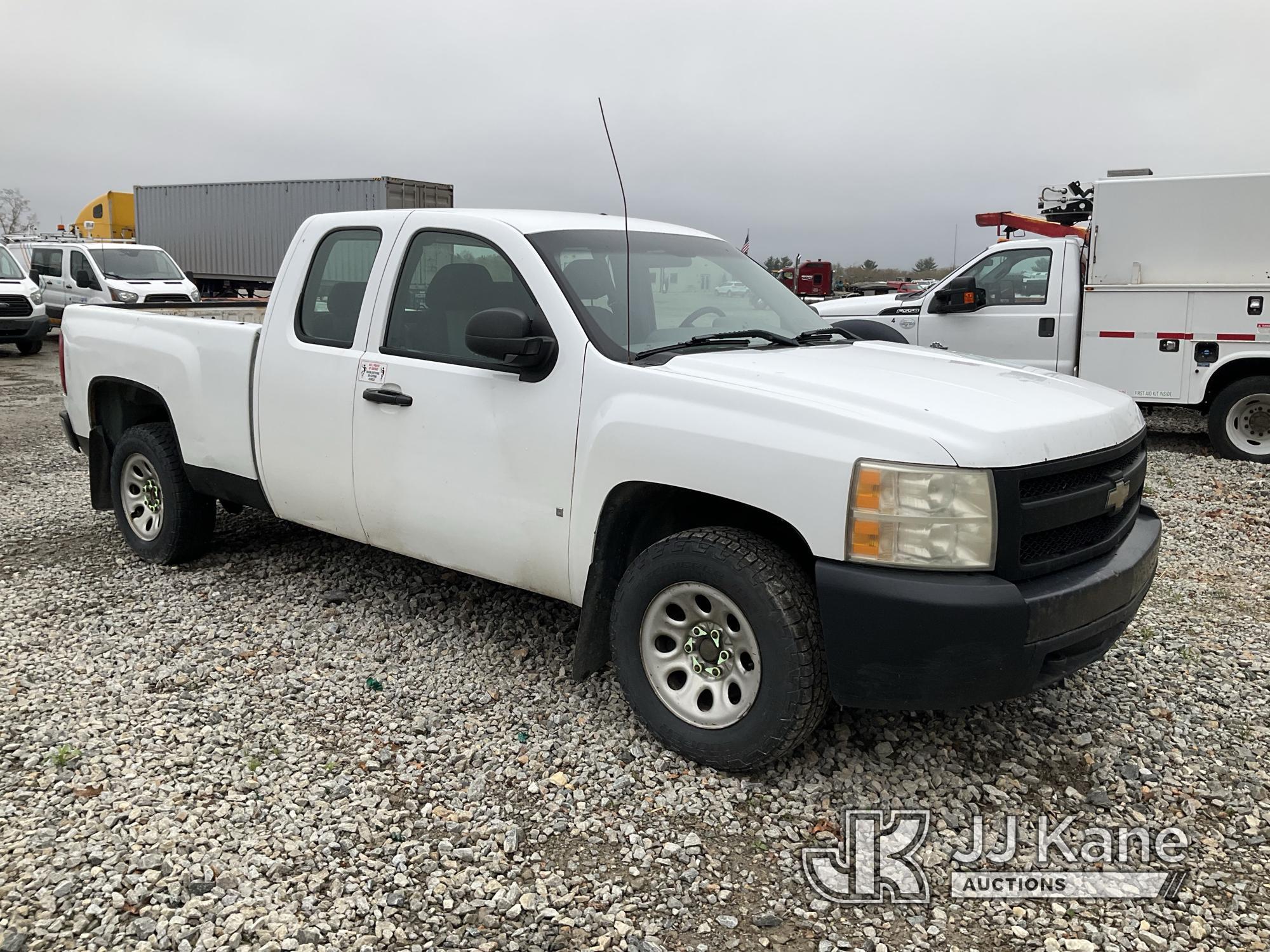 (Shrewsbury, MA) 2007 Chevrolet Silverado 1500 4x4 Extended-Cab Pickup Truck Runs) (Does Not Move, B