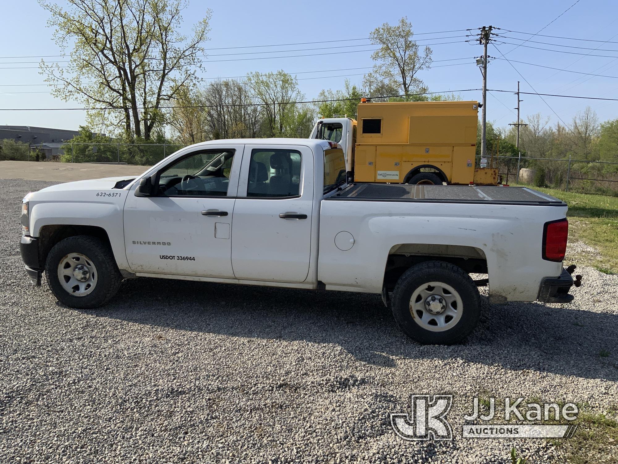 (Fort Wayne, IN) 2016 Chevrolet Silverado 1500 4x4 Extended-Cab Pickup Truck Runs & Moves, Body Dama