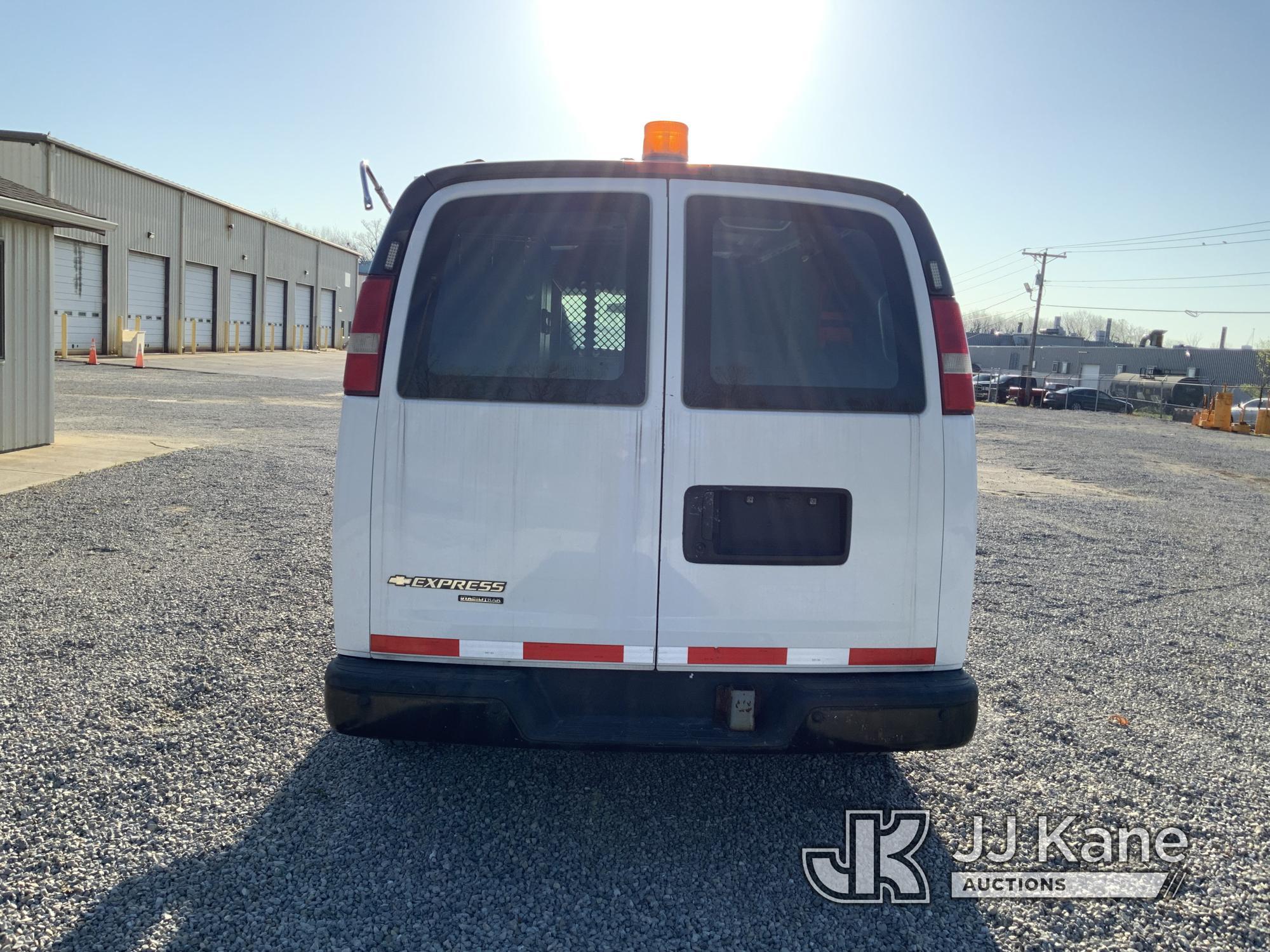 (Fort Wayne, IN) 2013 Chevrolet Express G2500 Cargo Van Runs & Moves