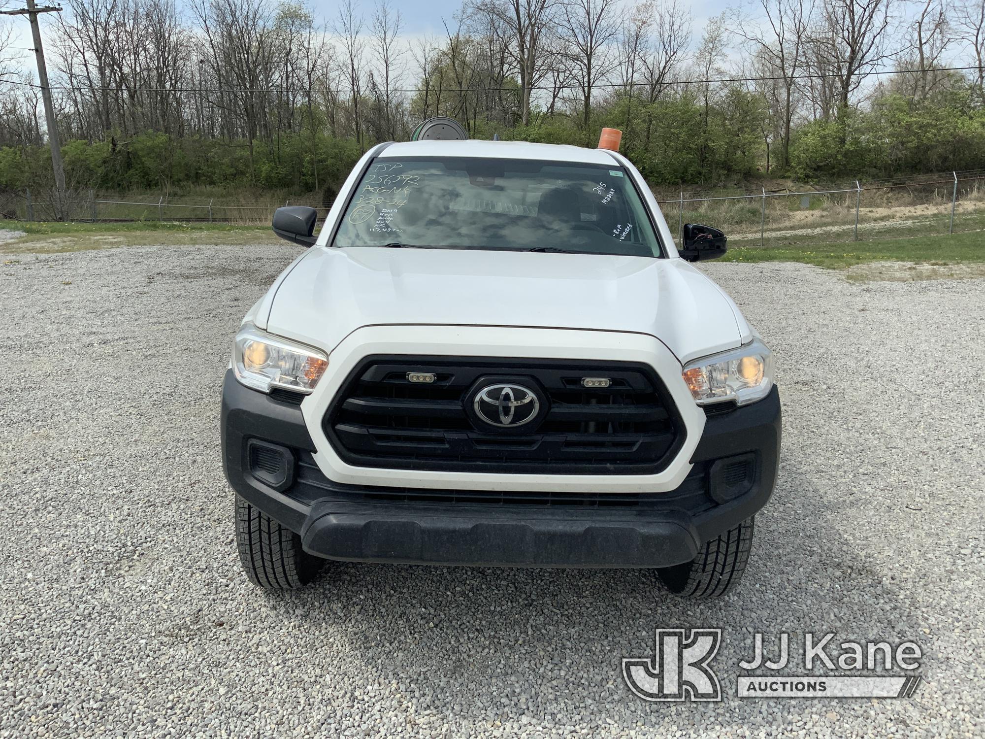 (Fort Wayne, IN) 2019 Toyota Tacoma 4x4 Extended-Cab Pickup Truck Runs & Moves) (Wrecked