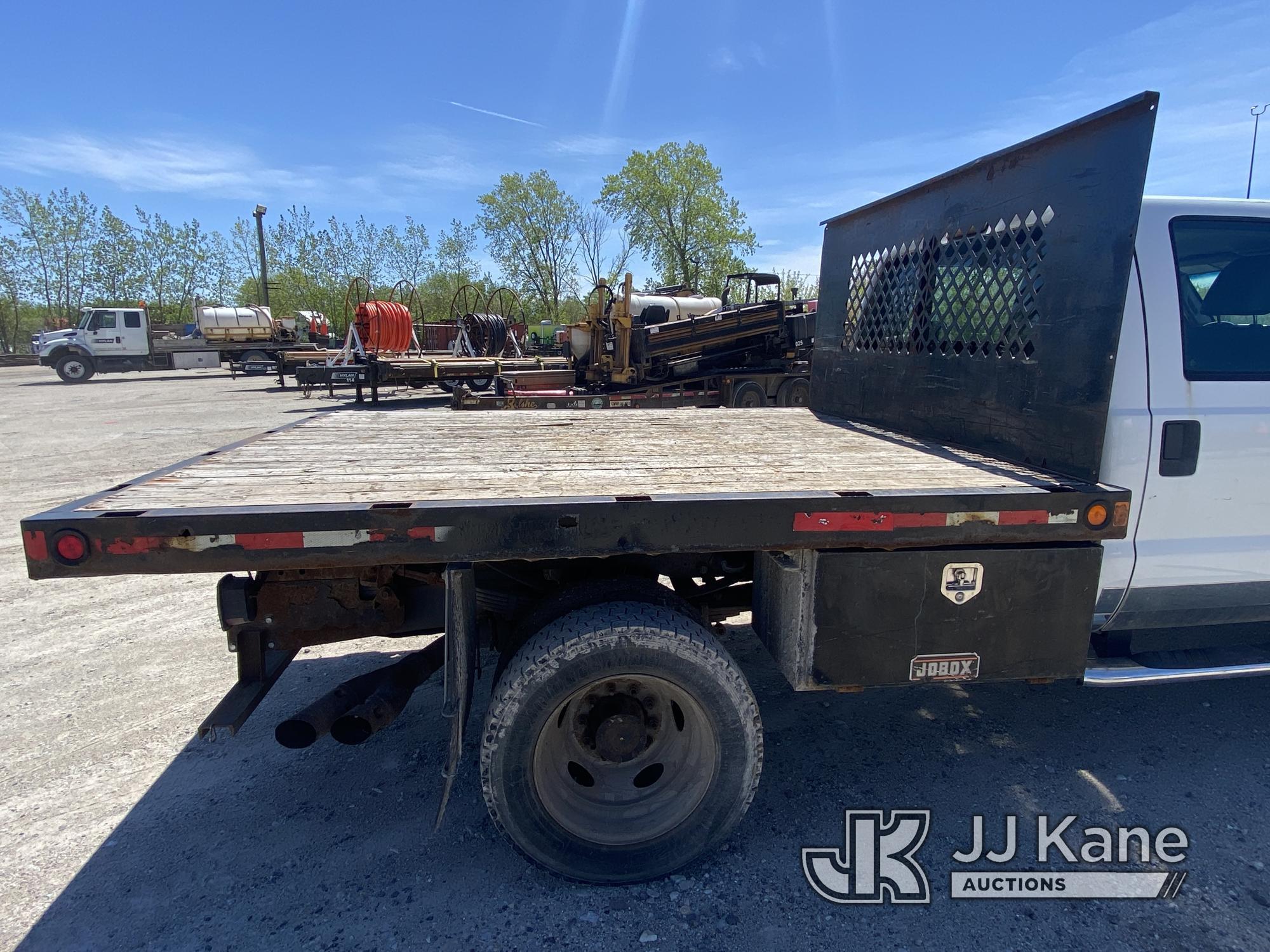 (University Park, IL) 2011 Ford F550 4x4 Crew-Cab Flatbed Truck Runs, Moves) (No Rear Seats