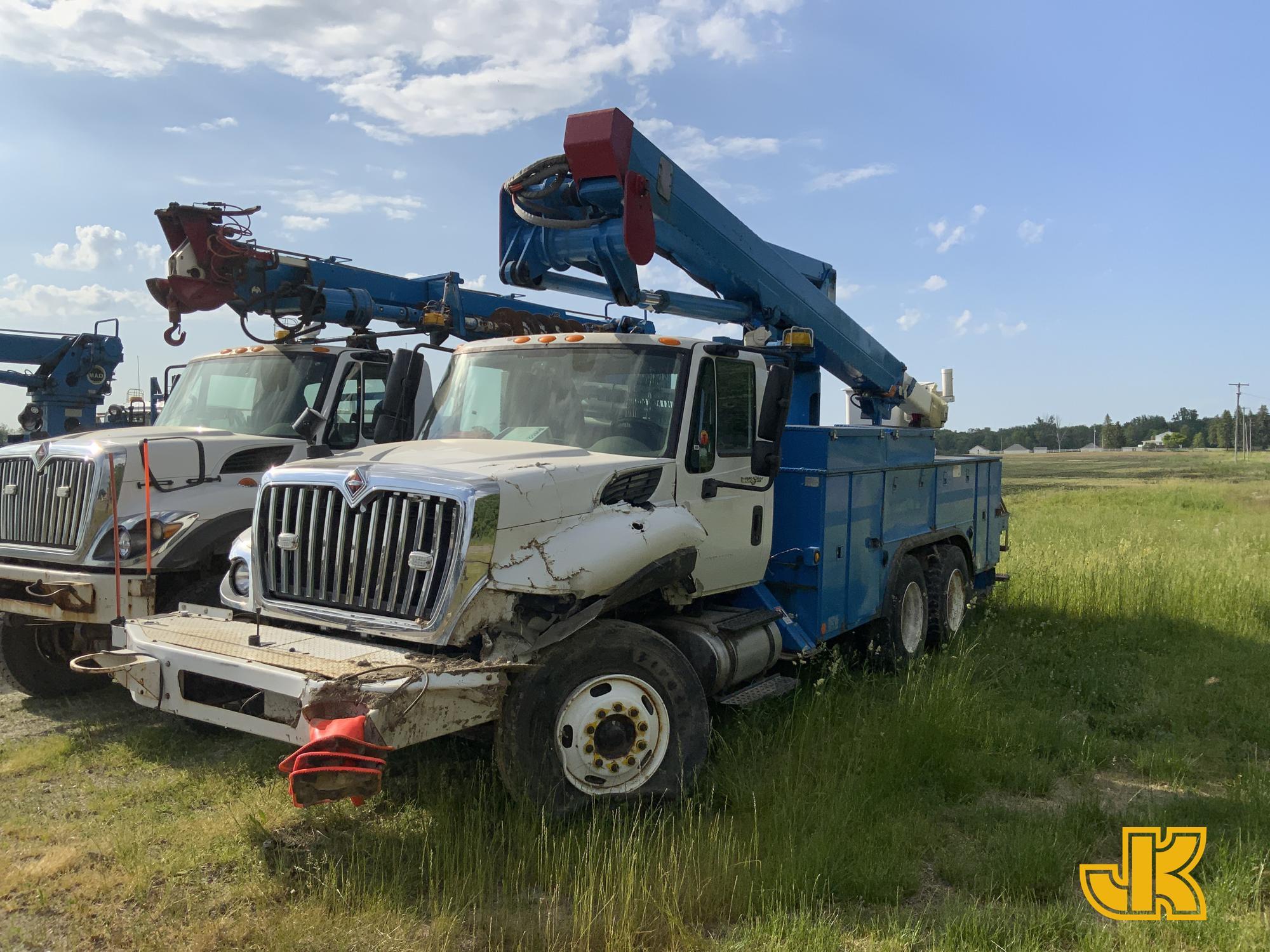 (Charlotte, MI) HiRanger TL55, Articulating & Telescopic Bucket Truck center mounted on 2014 Interna