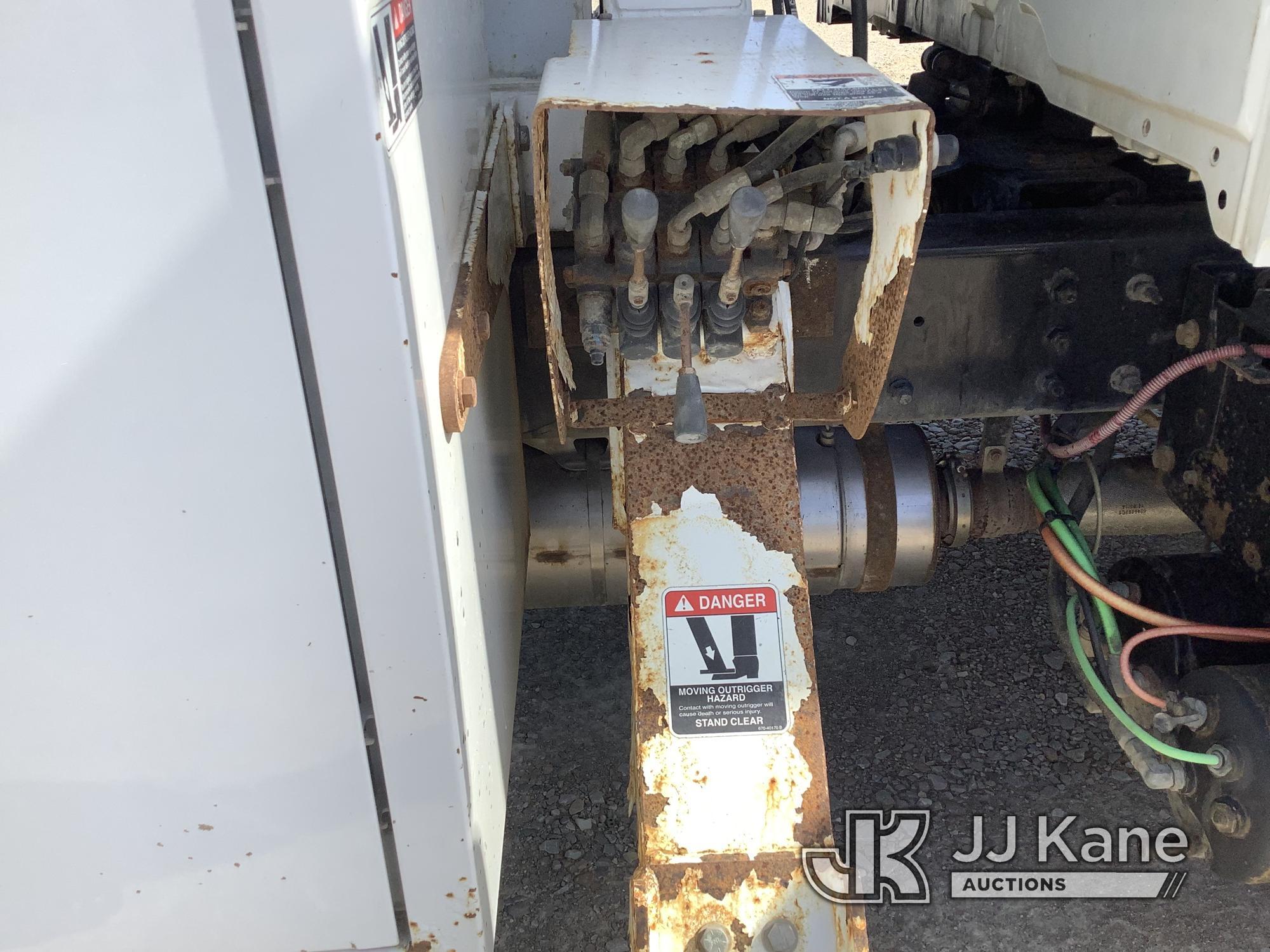 (Smock, PA) Altec LR760-E70, Over-Center Elevator Bucket mounted behind cab on 2015 International 43