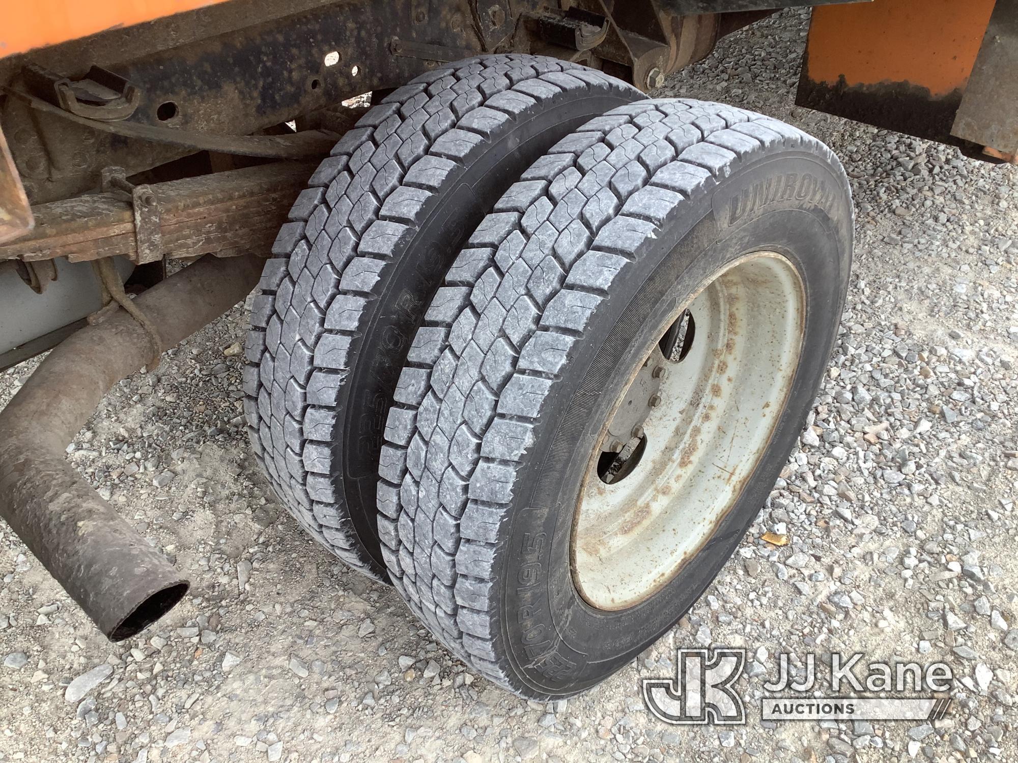 (Smock, PA) Versalift SST40EIH, Articulating & Telescopic Bucket mounted behind cab on 2015 Ford F55