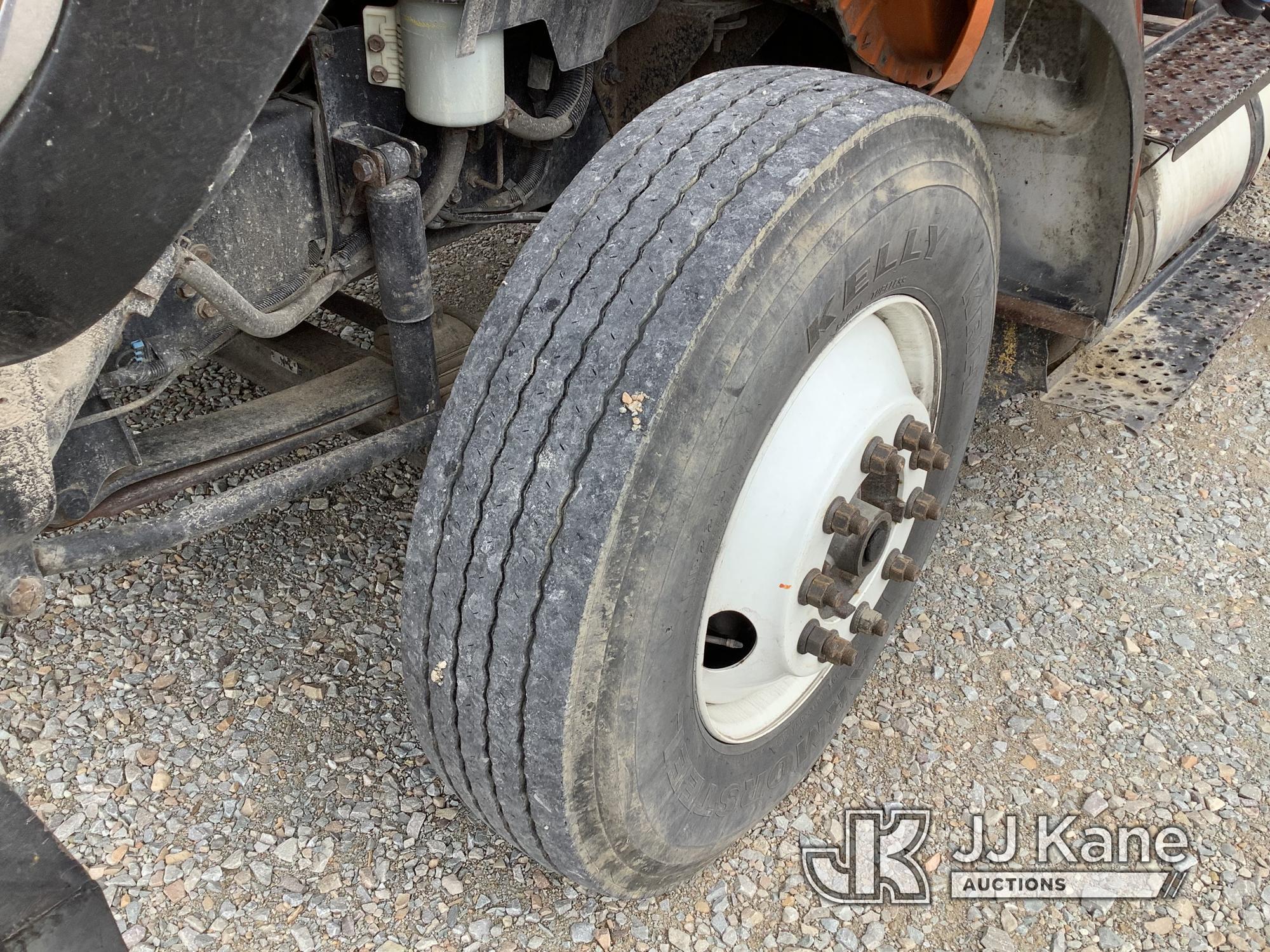 (Smock, PA) Altec LR760E70, Over-Center Elevator Bucket mounted behind cab on 2013 Ford F750 Chipper