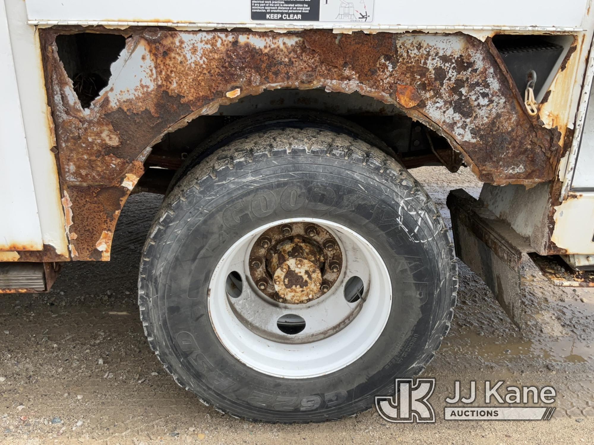 (Charlotte, MI) Altec AA600L, Articulating Non-Over Center Bucket Truck rear mounted on 2007 Interna