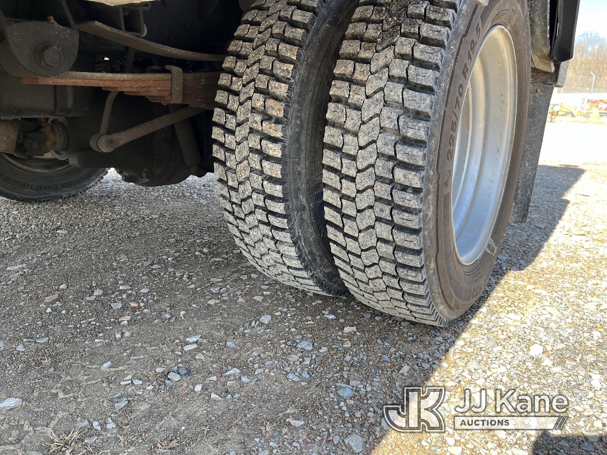 (Smock, PA) 1999 Ford F550 4x4 Tow Truck Runs, Moves & Operates, Rust Damage