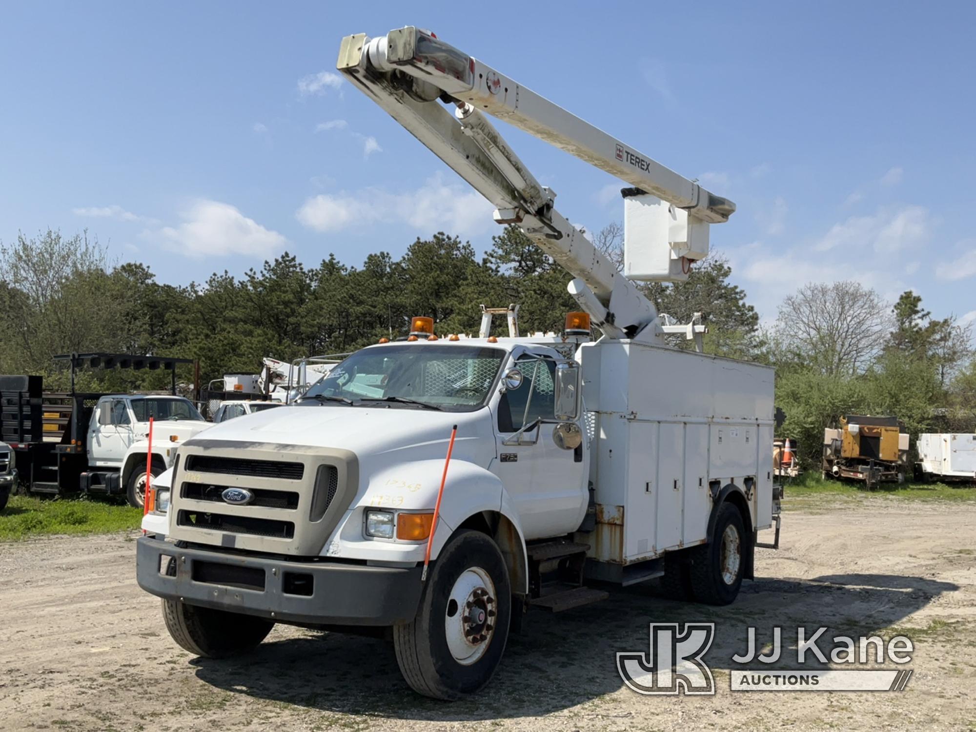 (Bellport, NY) Terex/HiRanger SC42, Over-Center Bucket Truck center mounted on 2006 Ford F750 Utilit