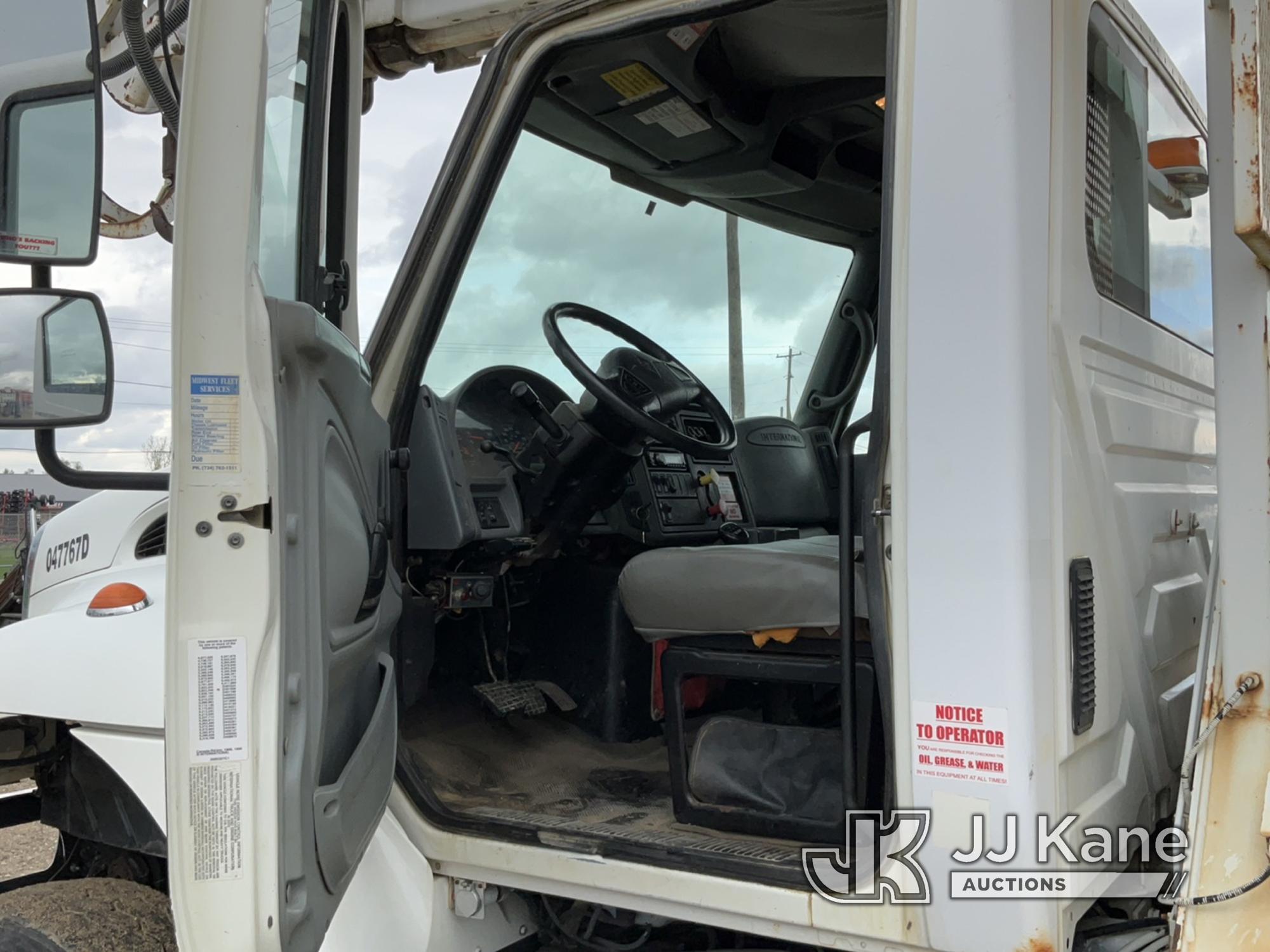 (Charlotte, MI) Altec D3060-TR, Digger Derrick rear mounted on 2004 International 7400 6x6 T/A Utili