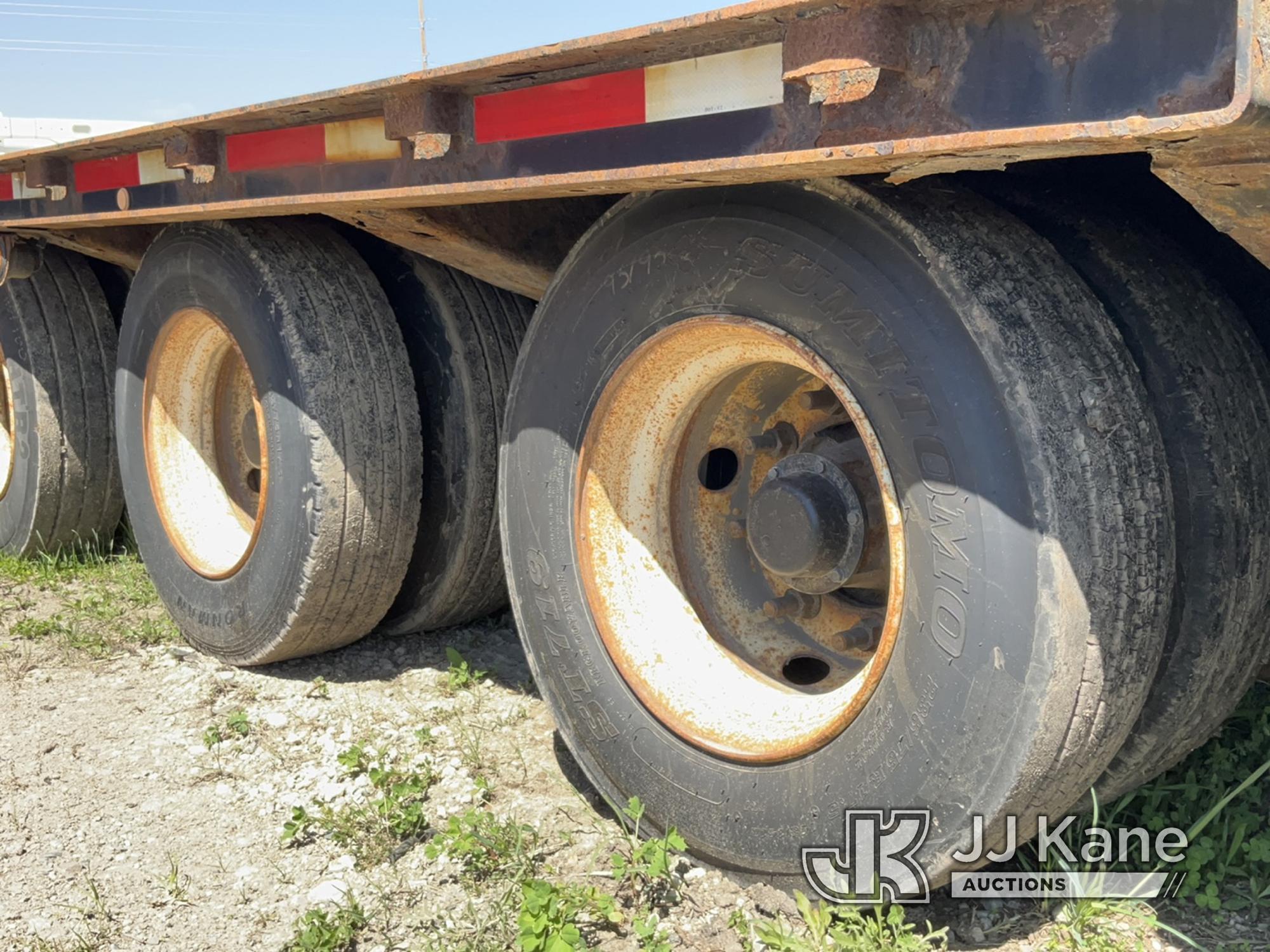 (Charlotte, MI) 2008 Trail King TK110HT Tri-Axle Hydraulic Dove Tail Trailer