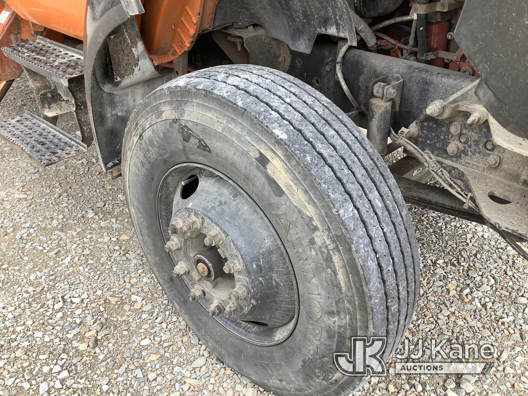 (Smock, PA) Altec LR760E70, Over-Center Elevator Bucket mounted behind cab on 2013 Ford F750 Chipper