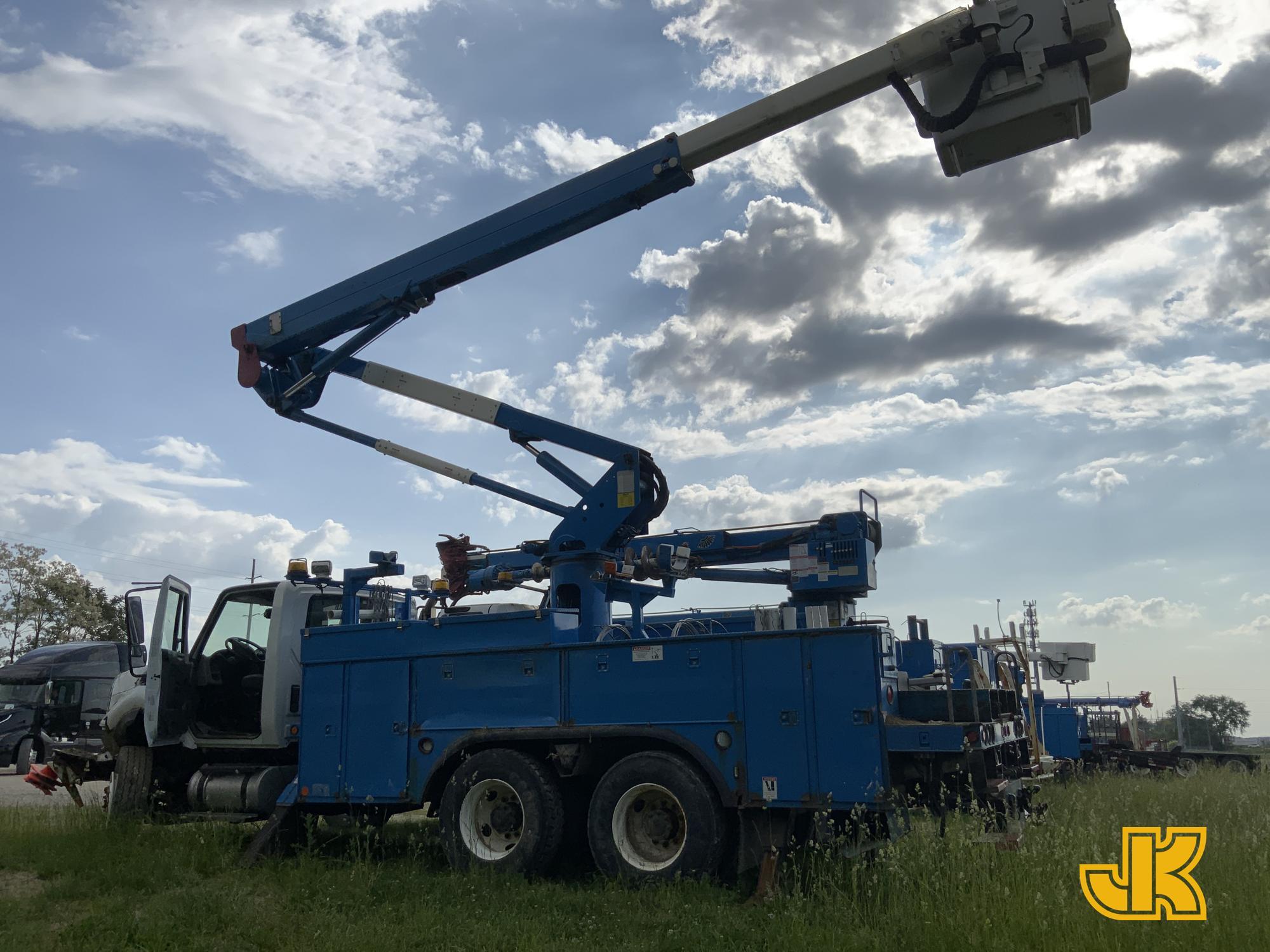 (Charlotte, MI) HiRanger TL55, Articulating & Telescopic Bucket Truck center mounted on 2014 Interna