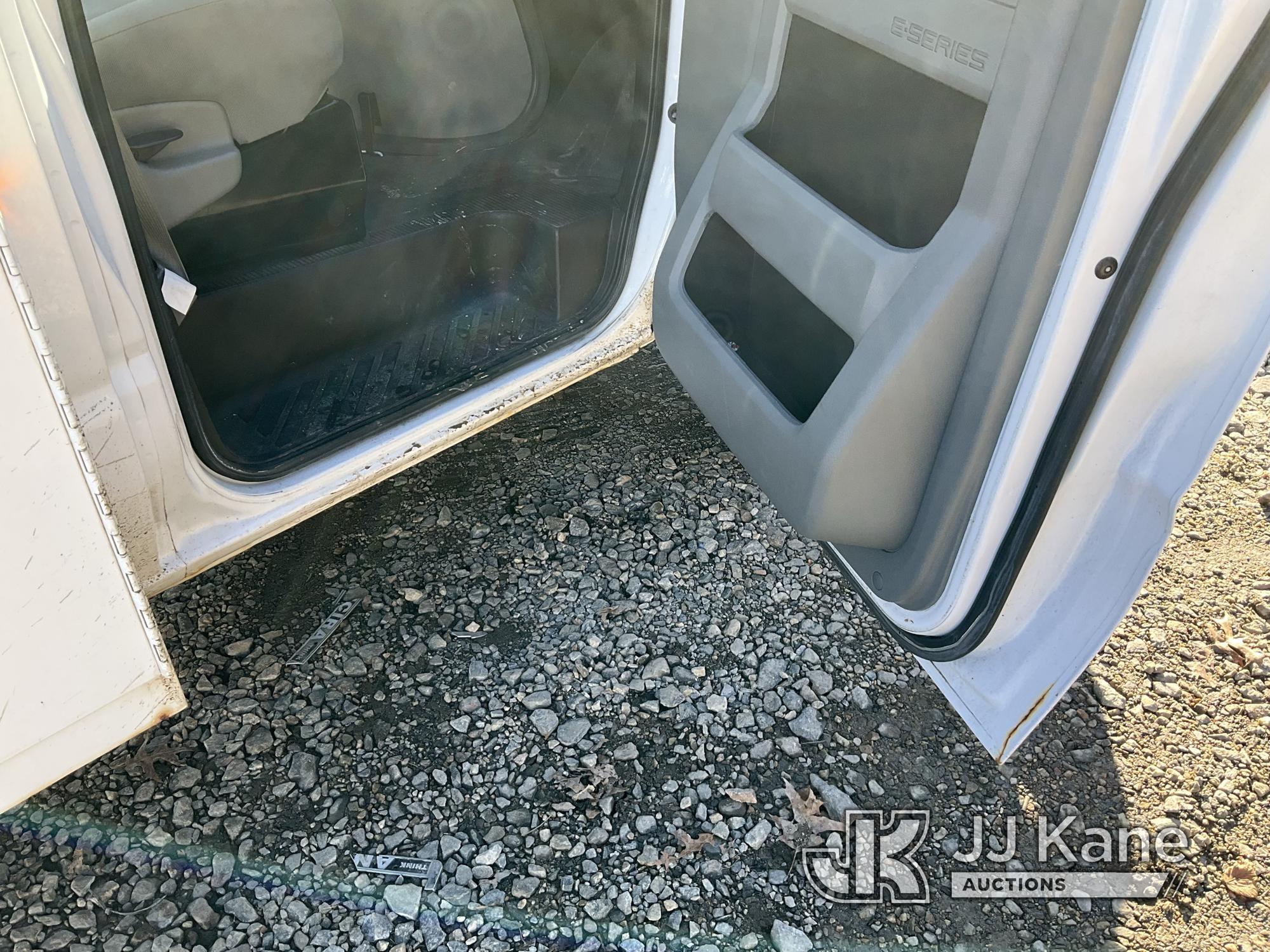 (Shrewsbury, MA) 2014 Ford E350 Enclosed Service Van Runs & Moves) (Rust Damage