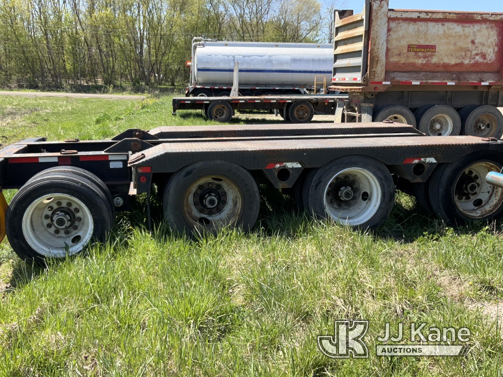 (Charlotte, MI) 1998 Fontaine Tri-Axle Ground Bearing Detachable Gooseneck Lowboy Trailer