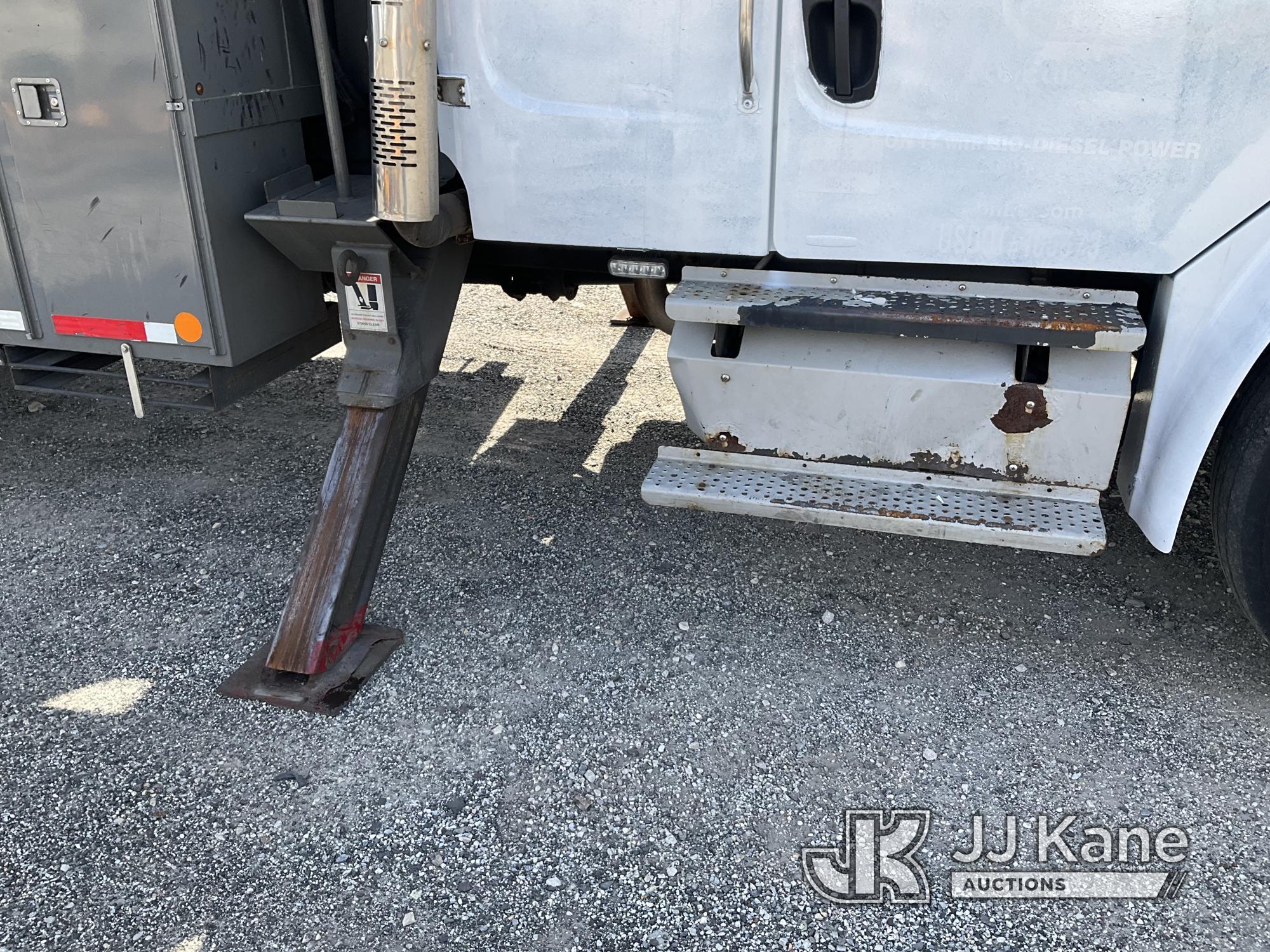 (Plymouth Meeting, PA) Terex Hi-Ranger HR-52M, Material Handling Bucket Truck center mounted on 2013