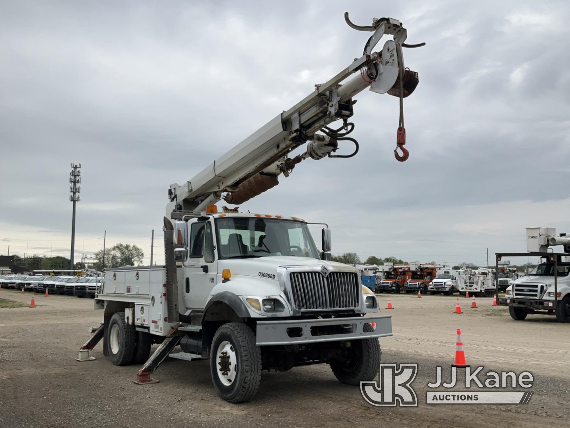 (Charlotte, MI) Altec D842-ATR, Digger Derrick center mounted on 2003 International 7300 4x4 Utility