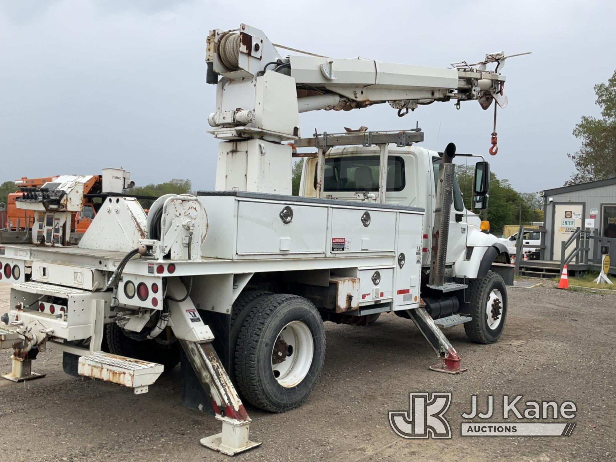 (Charlotte, MI) Altec D842-ATR, Digger Derrick center mounted on 2003 International 7300 4x4 Utility