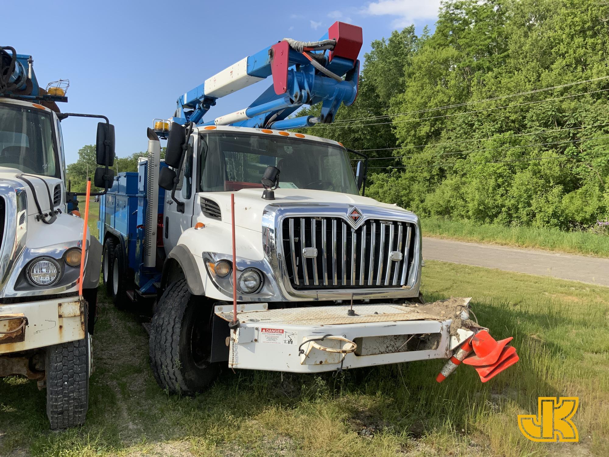 (Charlotte, MI) HiRanger TL55, Articulating & Telescopic Bucket Truck center mounted on 2014 Interna