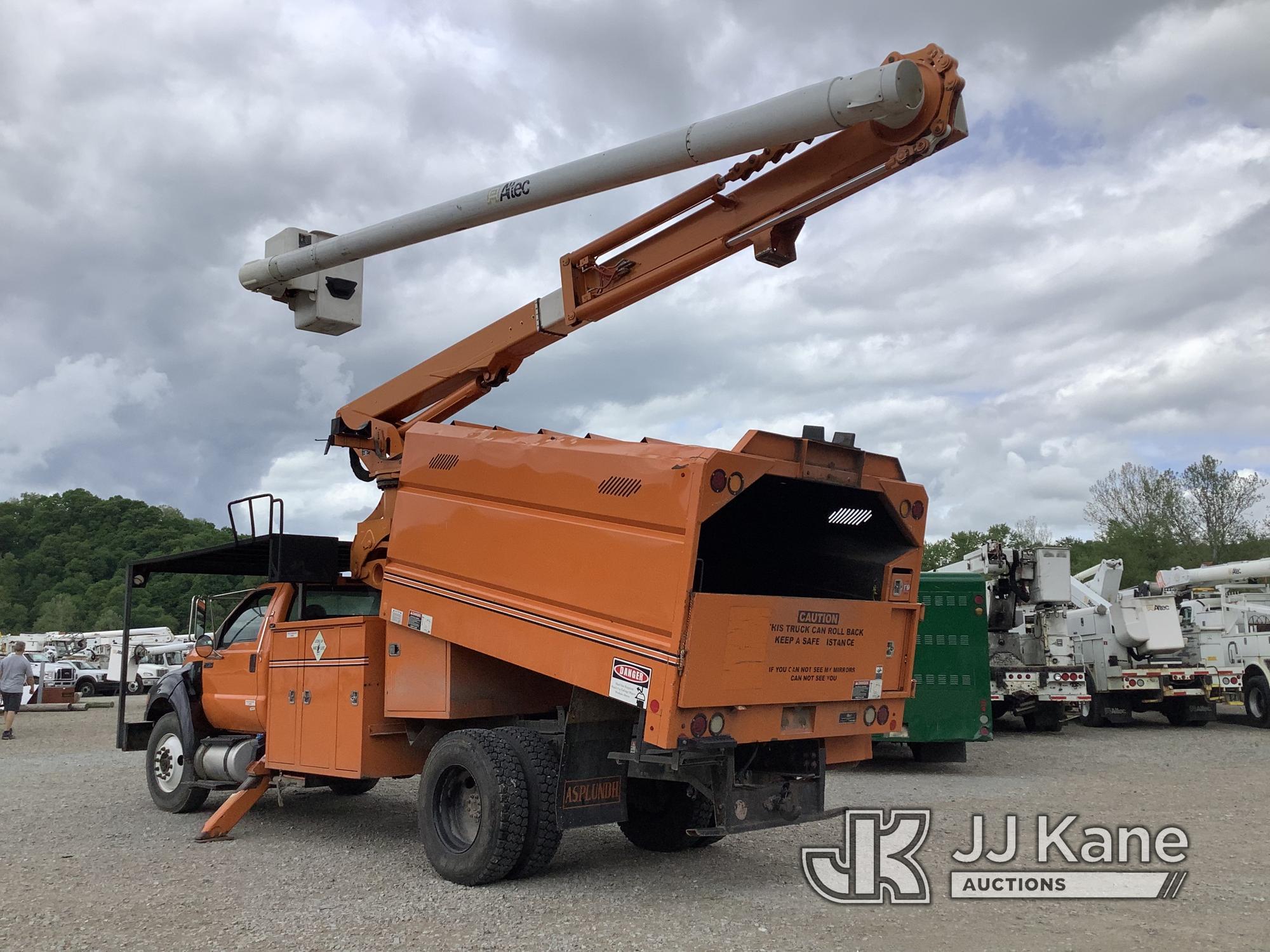 (Smock, PA) Altec LR760E70, Over-Center Elevator Bucket mounted behind cab on 2013 Ford F750 Chipper