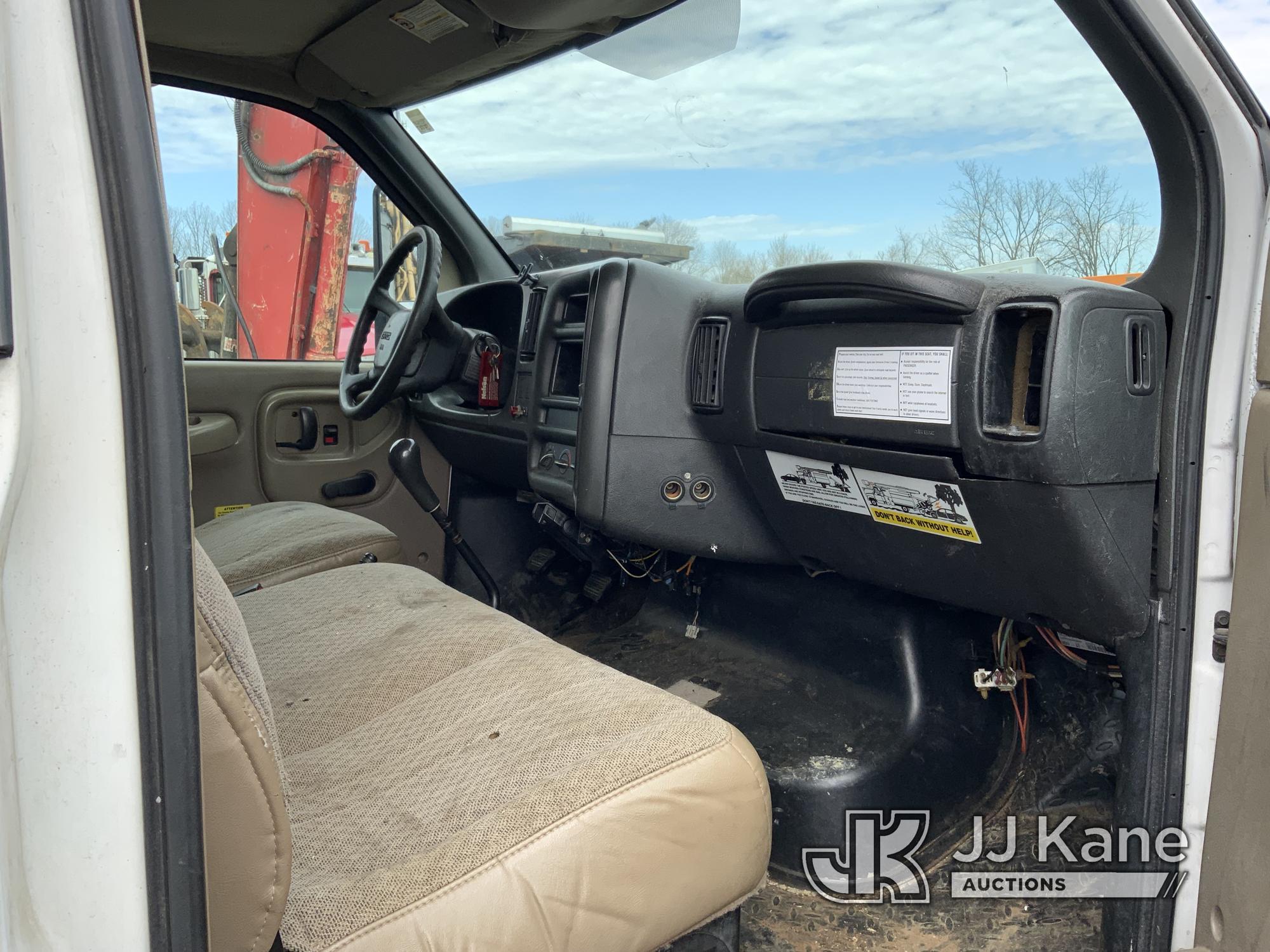 (Ashland, OH) 2006 GMC C6500 Chipper Dump Truck Runs, Moves & Operates) (Body Damage