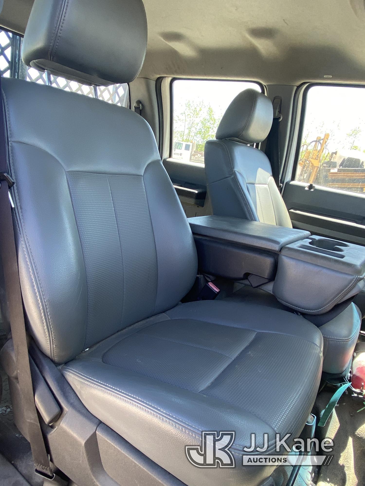 (University Park, IL) 2011 Ford F550 4x4 Crew-Cab Flatbed Truck Runs, Moves) (No Rear Seats