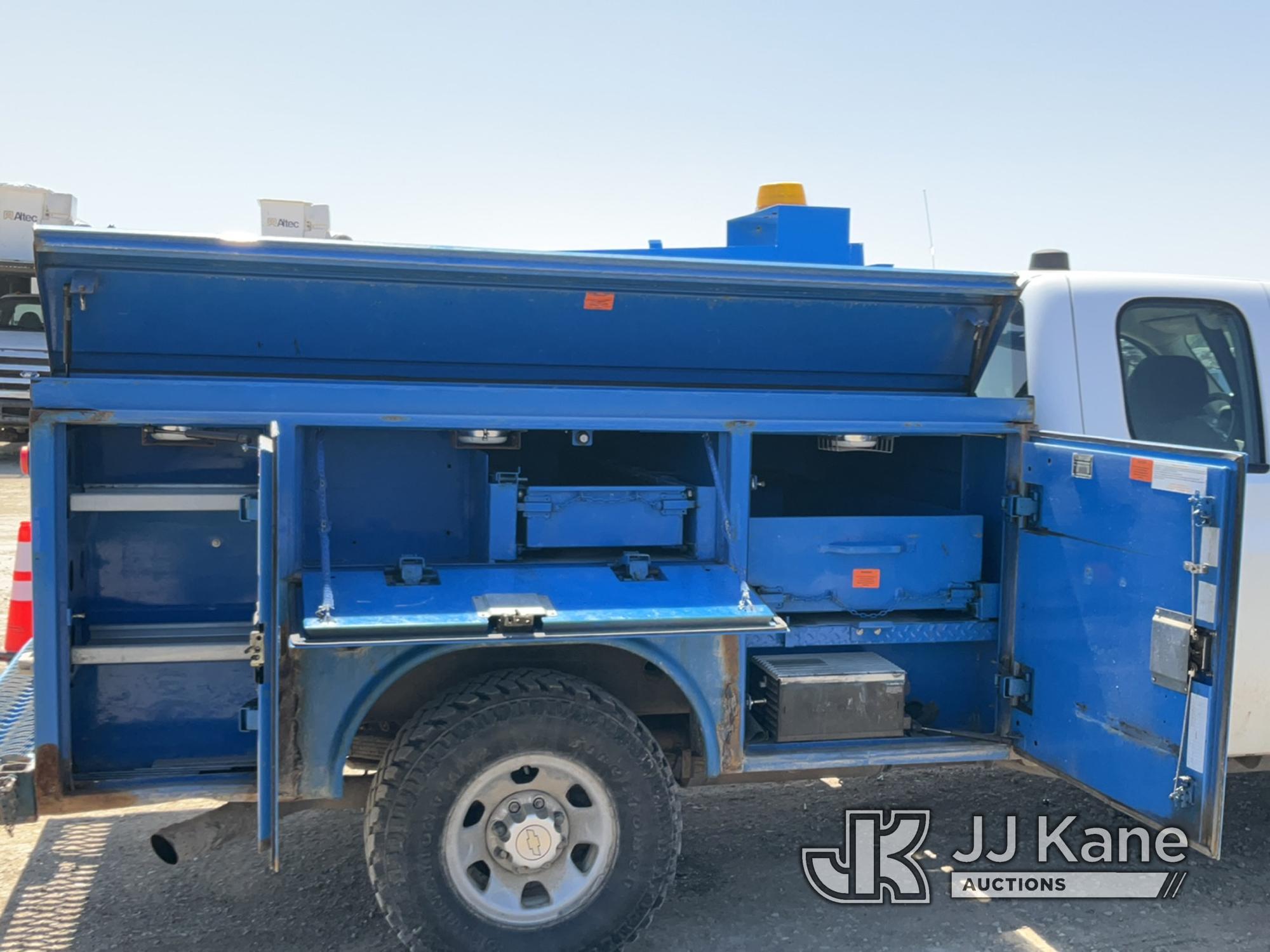 (Charlotte, MI) 2010 Chevrolet Silverado 3500HD 4x4 Extended-Cab Service Truck Runs, Moves