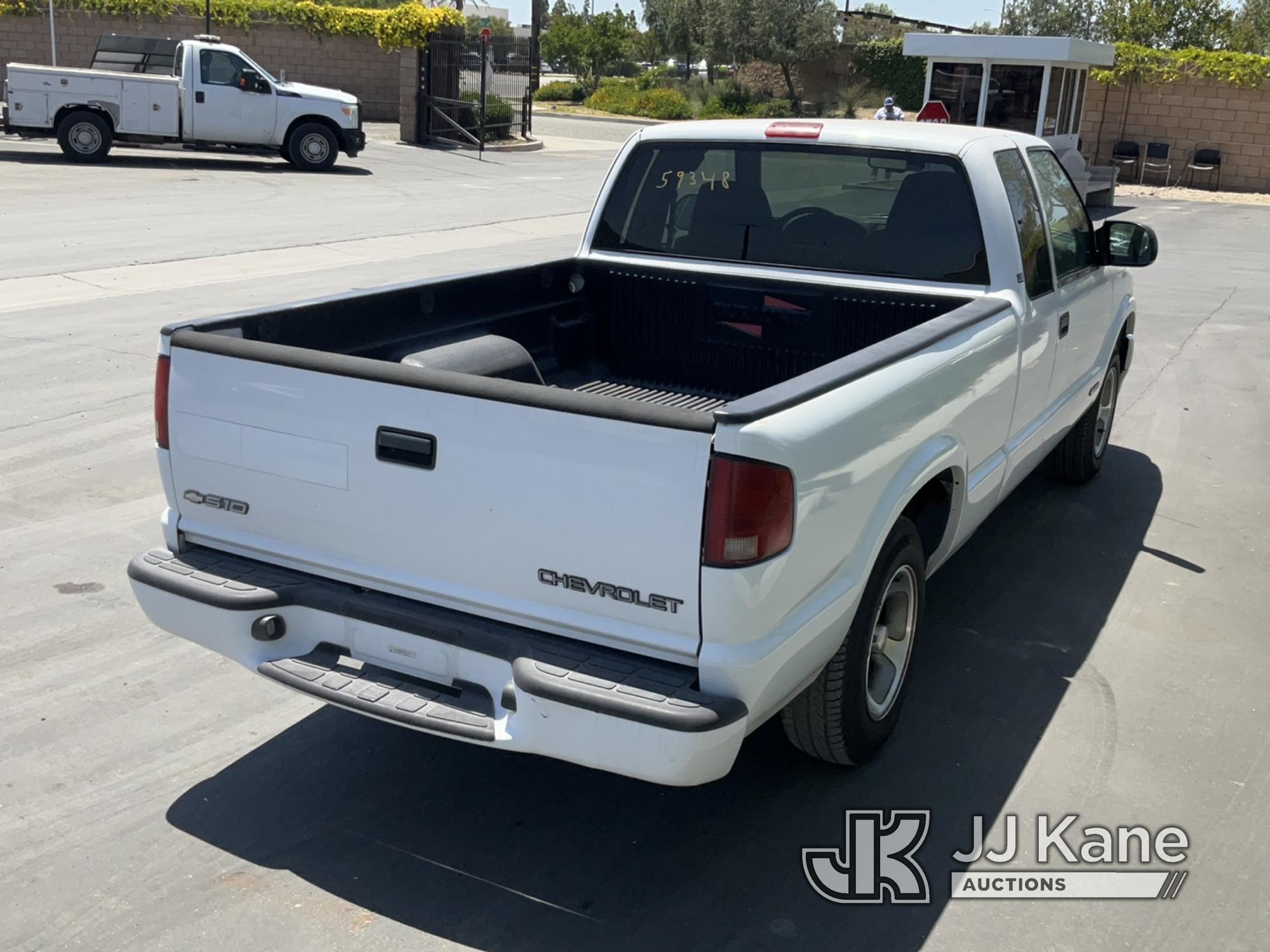 (Jurupa Valley, CA) 2001 Chevrolet S10 Extended Cab Pickup 2-DR Runs & Moves, Bad Gauge