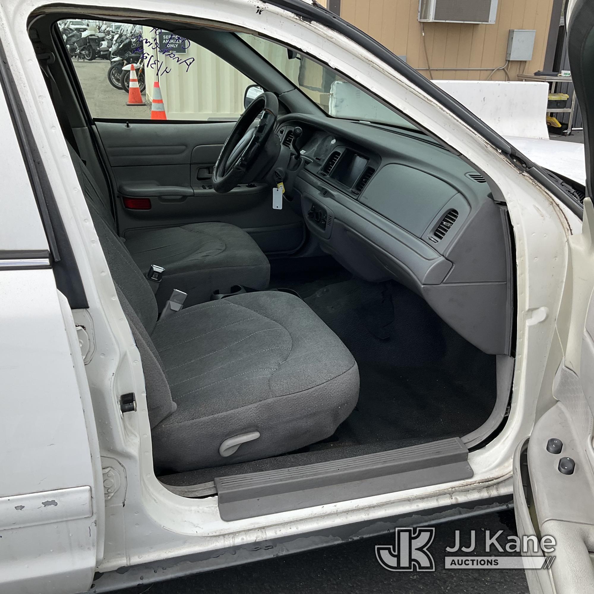 (Jurupa Valley, CA) 2000 Ford Crown Victoria Police Interceptor 4-Door Sedan Runs & Moves, Runs roug