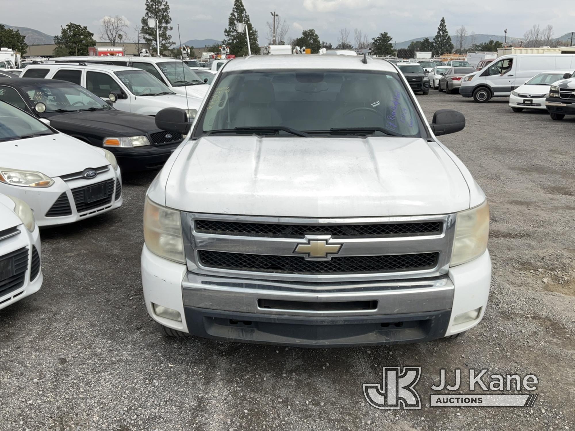 (Jurupa Valley, CA) 2011 Chevrolet Silverado 1500 Crew-Cab Pickup Truck Runs & Moves