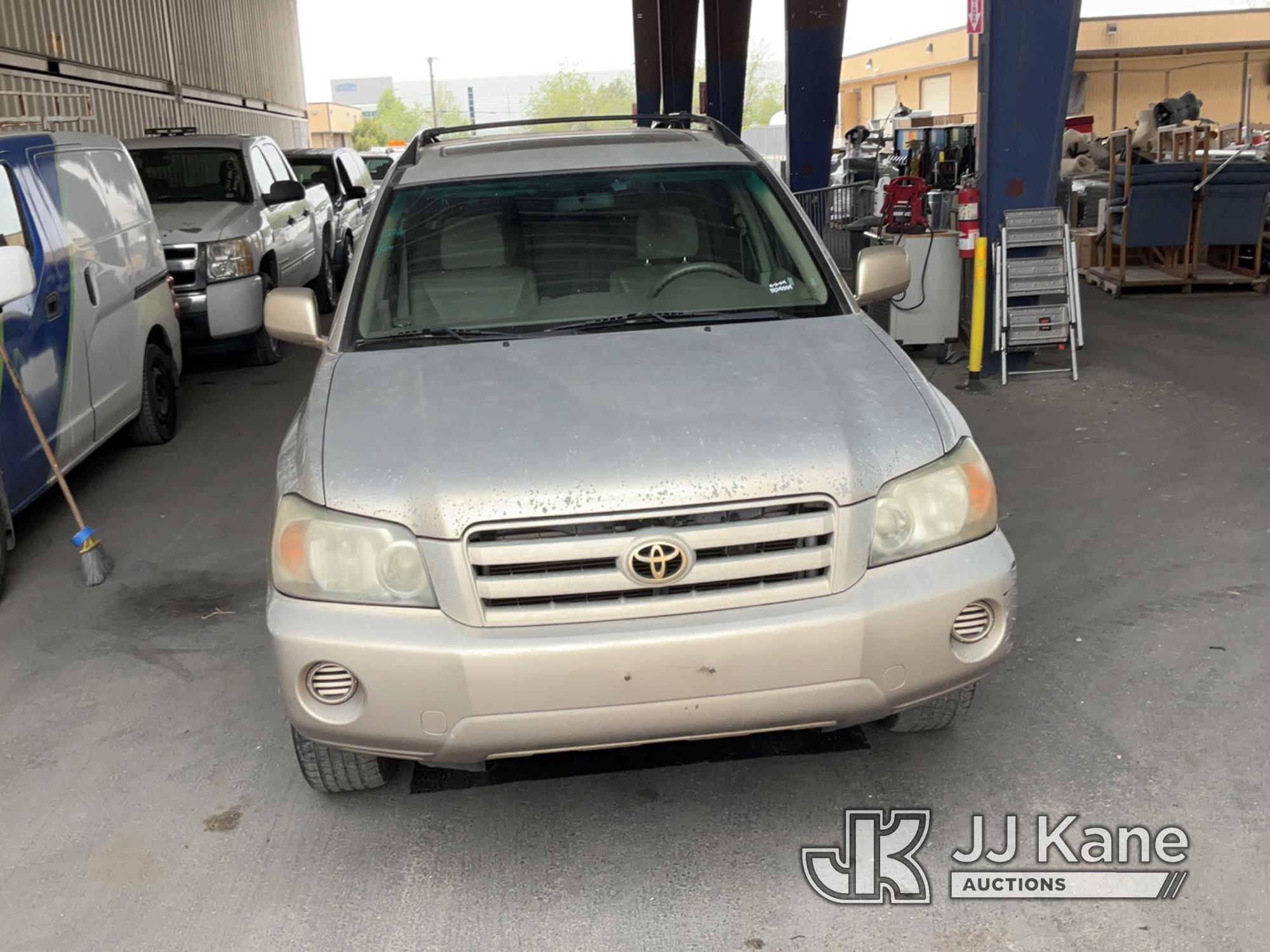 (Jurupa Valley, CA) 2006 Toyota Highlander 4-Door Sport Utility Vehicle Runs & Moves, Paint Damage