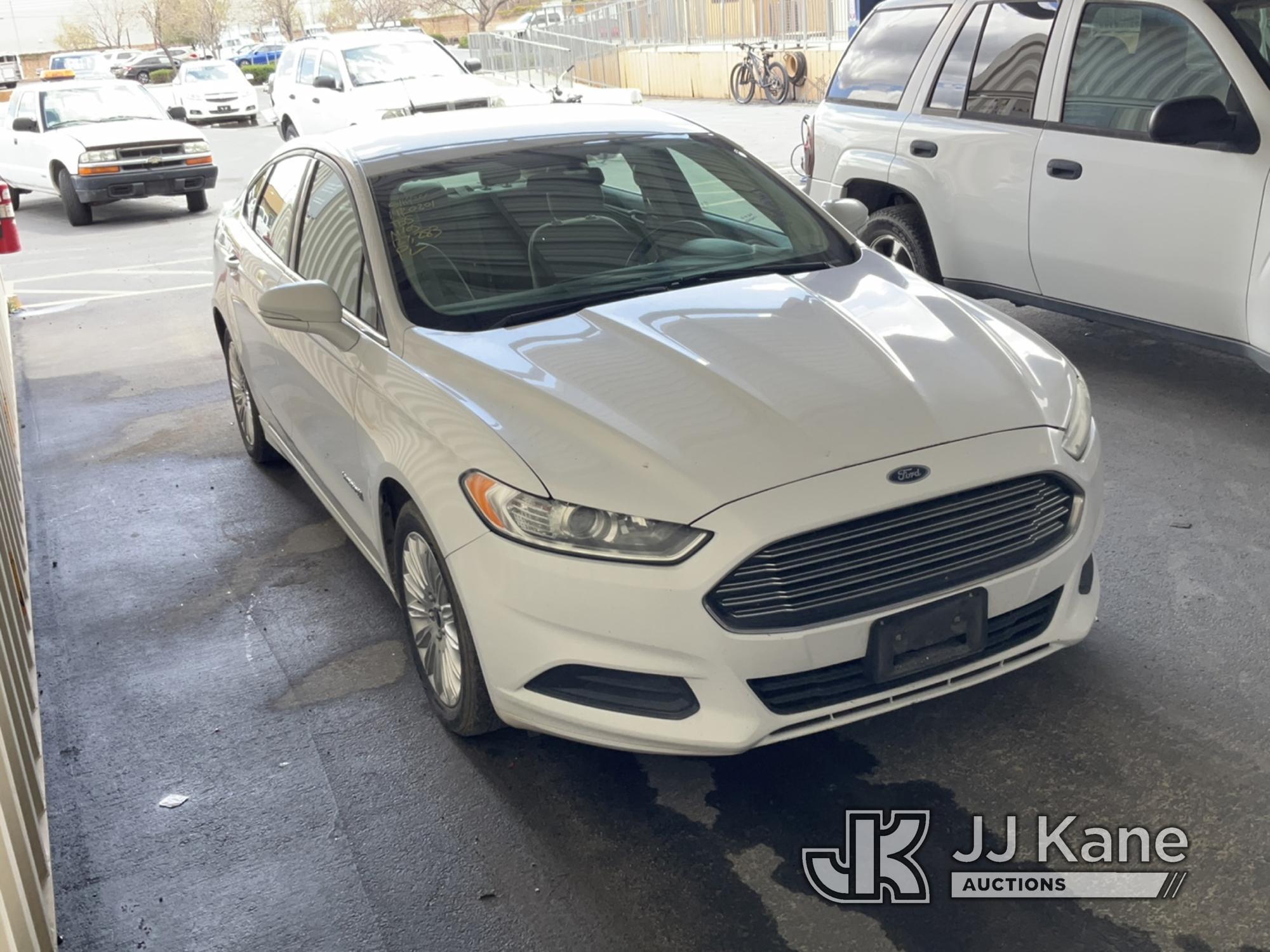 (Jurupa Valley, CA) 2014 Ford Fusion Hybrid 4-Door Sedan Runs & Moves