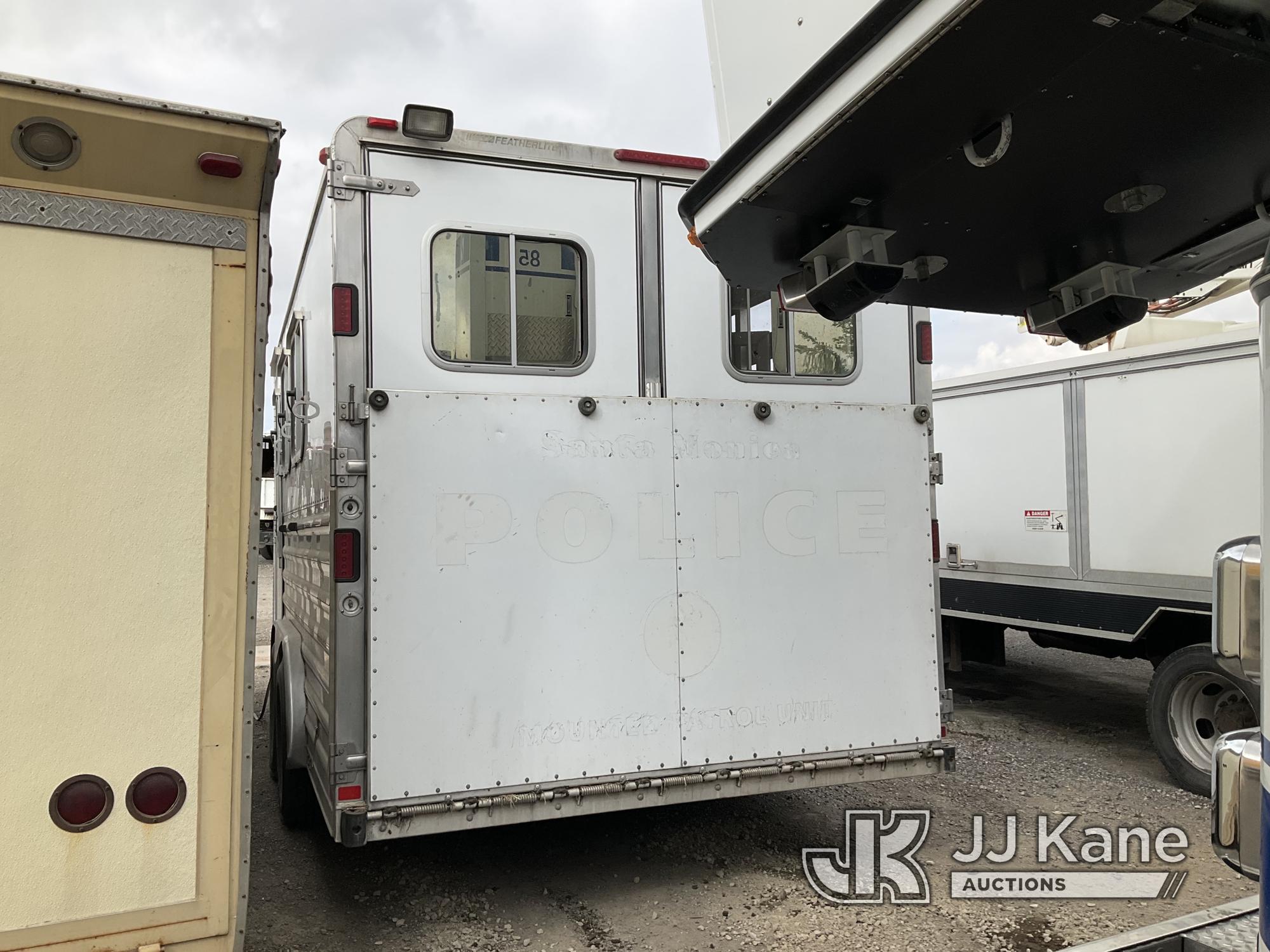 (Jurupa Valley, CA) 2010 Featherlite 3 Horse Trailer T/A Livestock Trailer Trailer Length: 15ft 10in