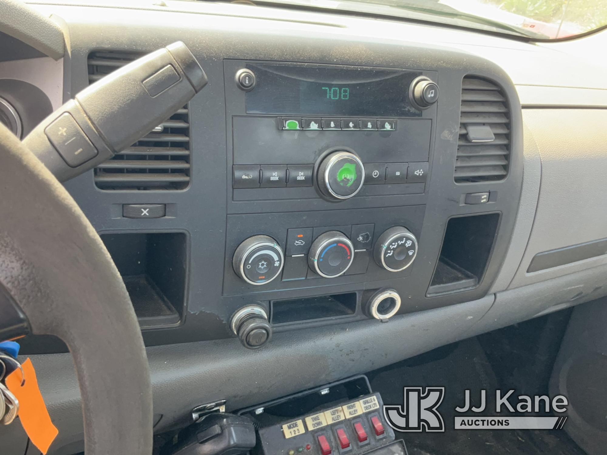 (Jurupa Valley, CA) 2010 Chevrolet Silverado 2500HD Regular Cab Pickup 2-DR Runs & Moves, Check Engi