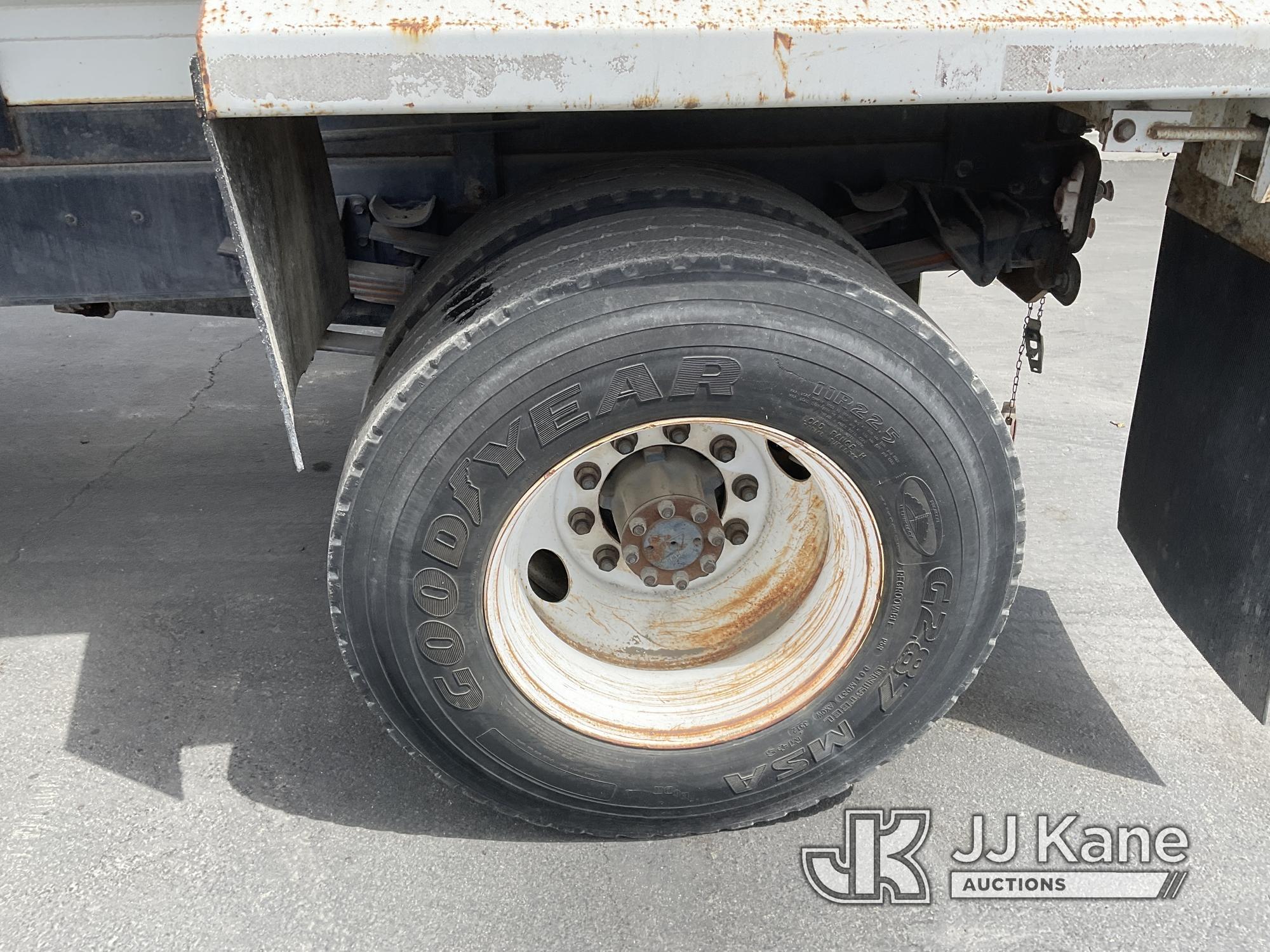 (Jurupa Valley, CA) 2002 International 4900 Dump Truck Runs & Moves