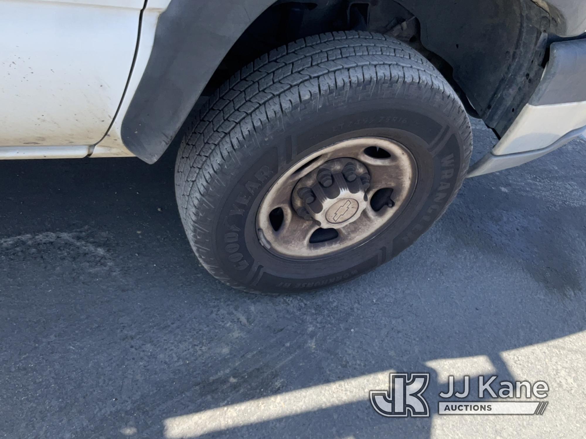 (Jurupa Valley, CA) 2005 Chevrolet Silverado 2500HD Regular Cab Pickup 2-DR Runs & Moves, Check Engi