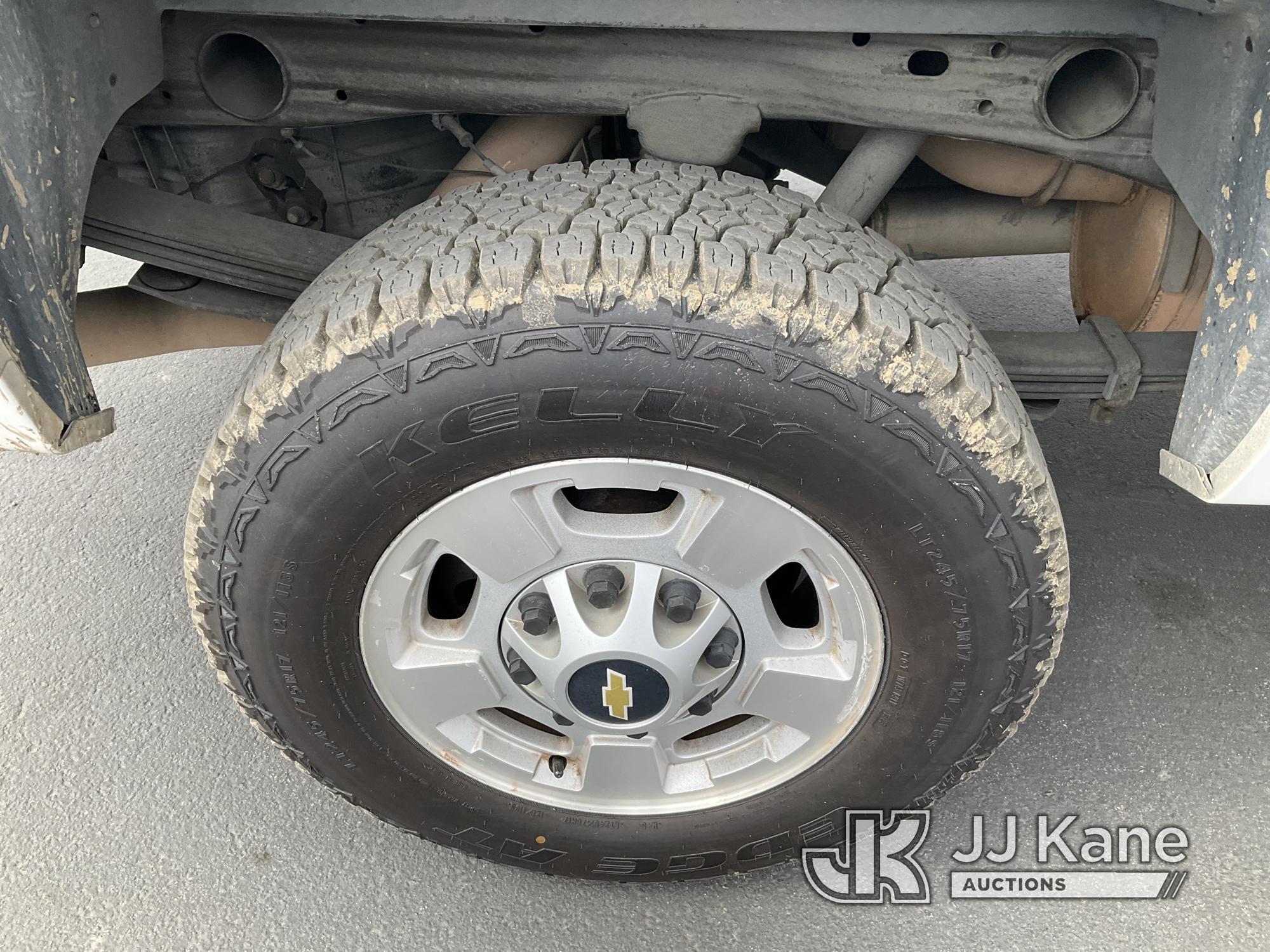 (Jurupa Valley, CA) 2013 Chevrolet Silverado 2500HD 4x4 Extended-Cab Pickup Truck Runs & Moves