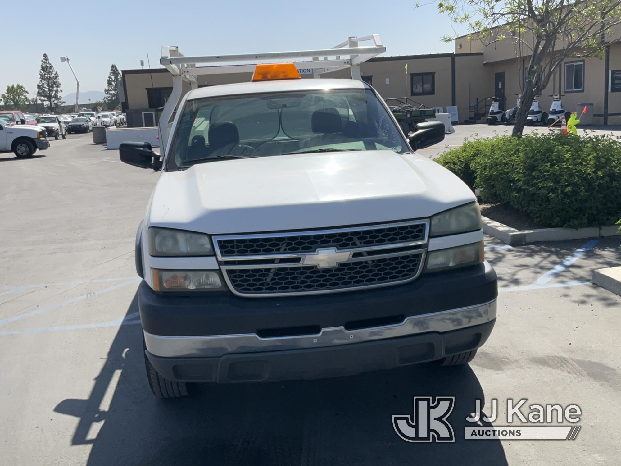 (Jurupa Valley, CA) 2005 Chevrolet Silverado 2500HD Regular Cab Pickup 2-DR Runs & Moves, Check Engi