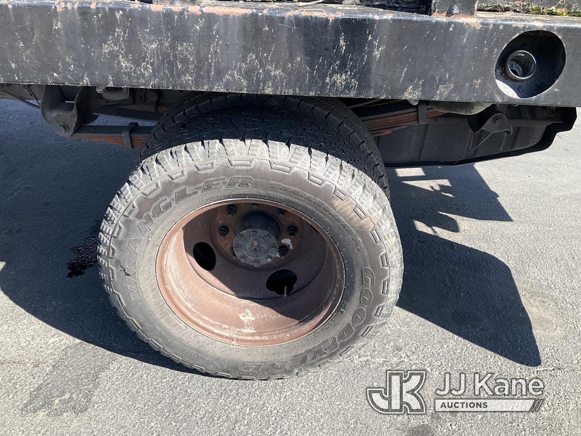 (Jurupa Valley, CA) 2005 Ford F350 Extended-Cab Stake Truck Runs & Moves With Jump, bad Battery, Run