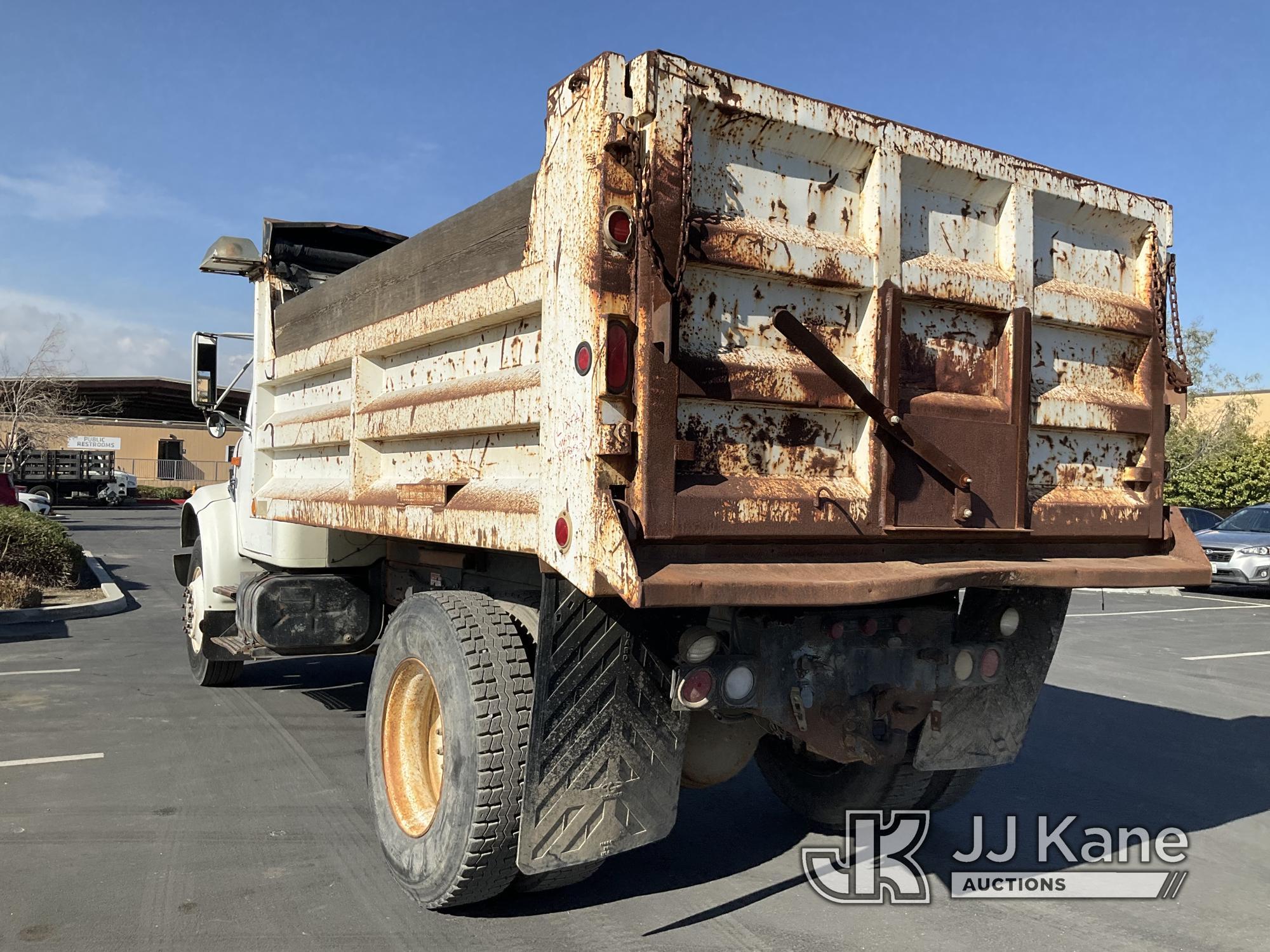 (Jurupa Valley, CA) 1991 International 4900 T/A Dump Truck Runs & Moves, Damaged Light bulb & Housin