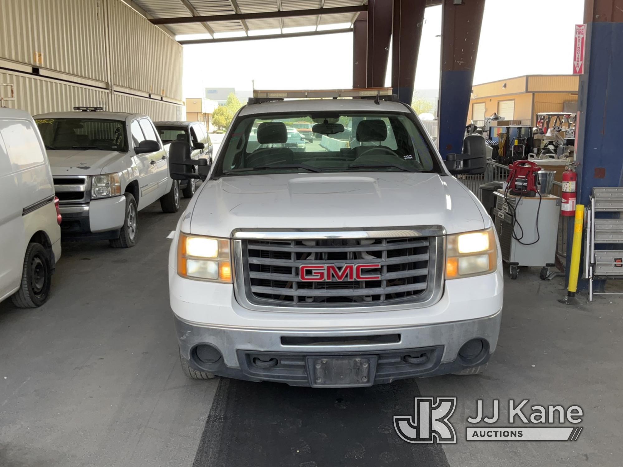 (Jurupa Valley, CA) 2008 GMC Sierra 2500 HD Regular Cab Pickup 2-DR Runs & Moves, Driver Door is Dam