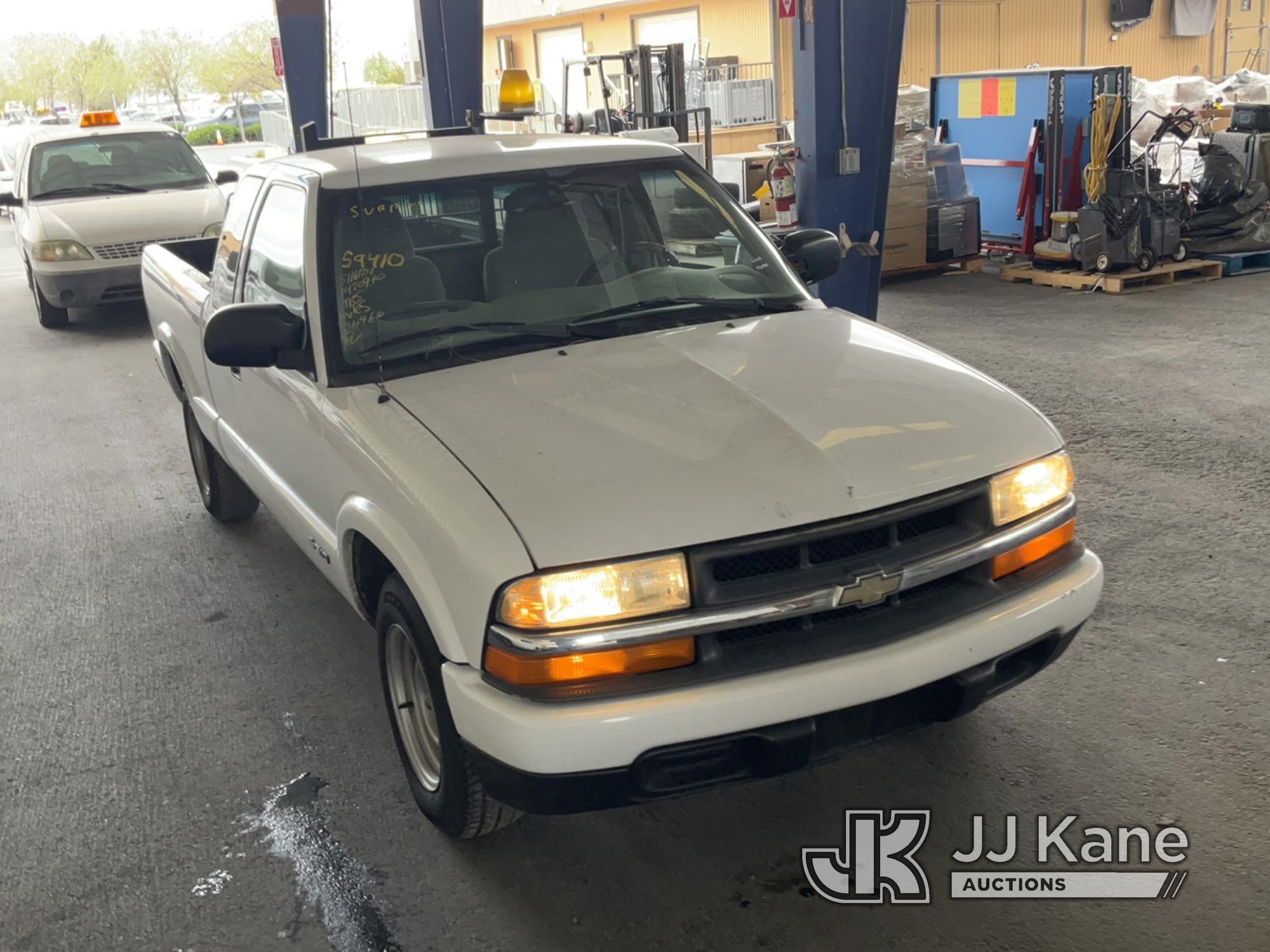 (Jurupa Valley, CA) 2002 Chevrolet S10 Pickup Truck Runs & Moves, Overheats