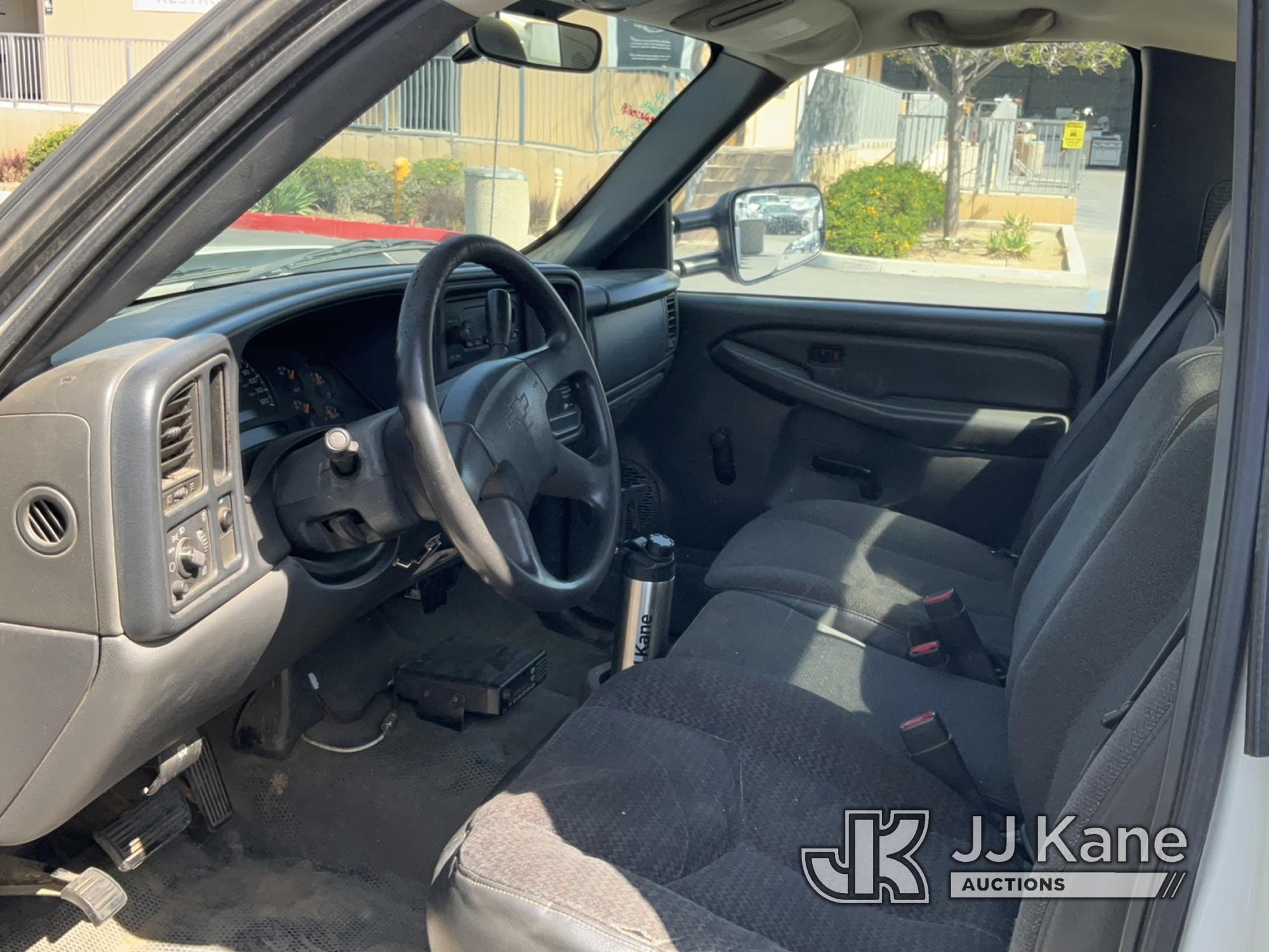 (Jurupa Valley, CA) 2005 Chevrolet Silverado 2500HD Regular Cab Pickup 2-DR Runs & Moves, Check Engi