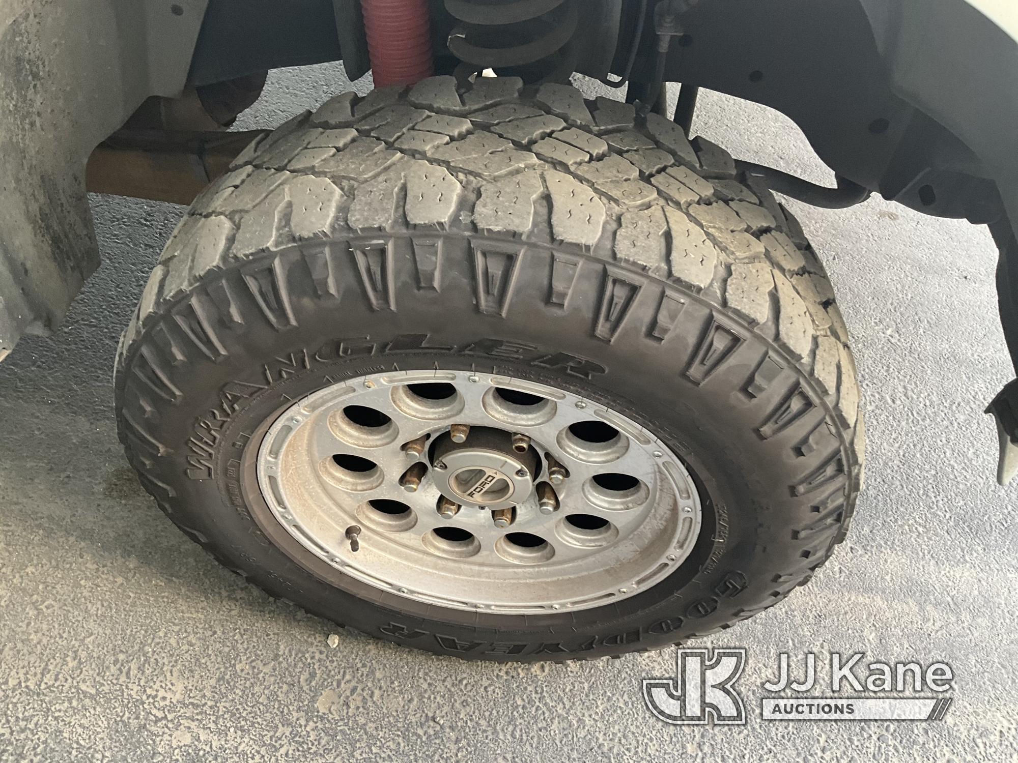 (Jurupa Valley, CA) 2009 Ford F250 4x4 XL Extended-Cab Pickup Truck Run & Moves Tire Light Is On