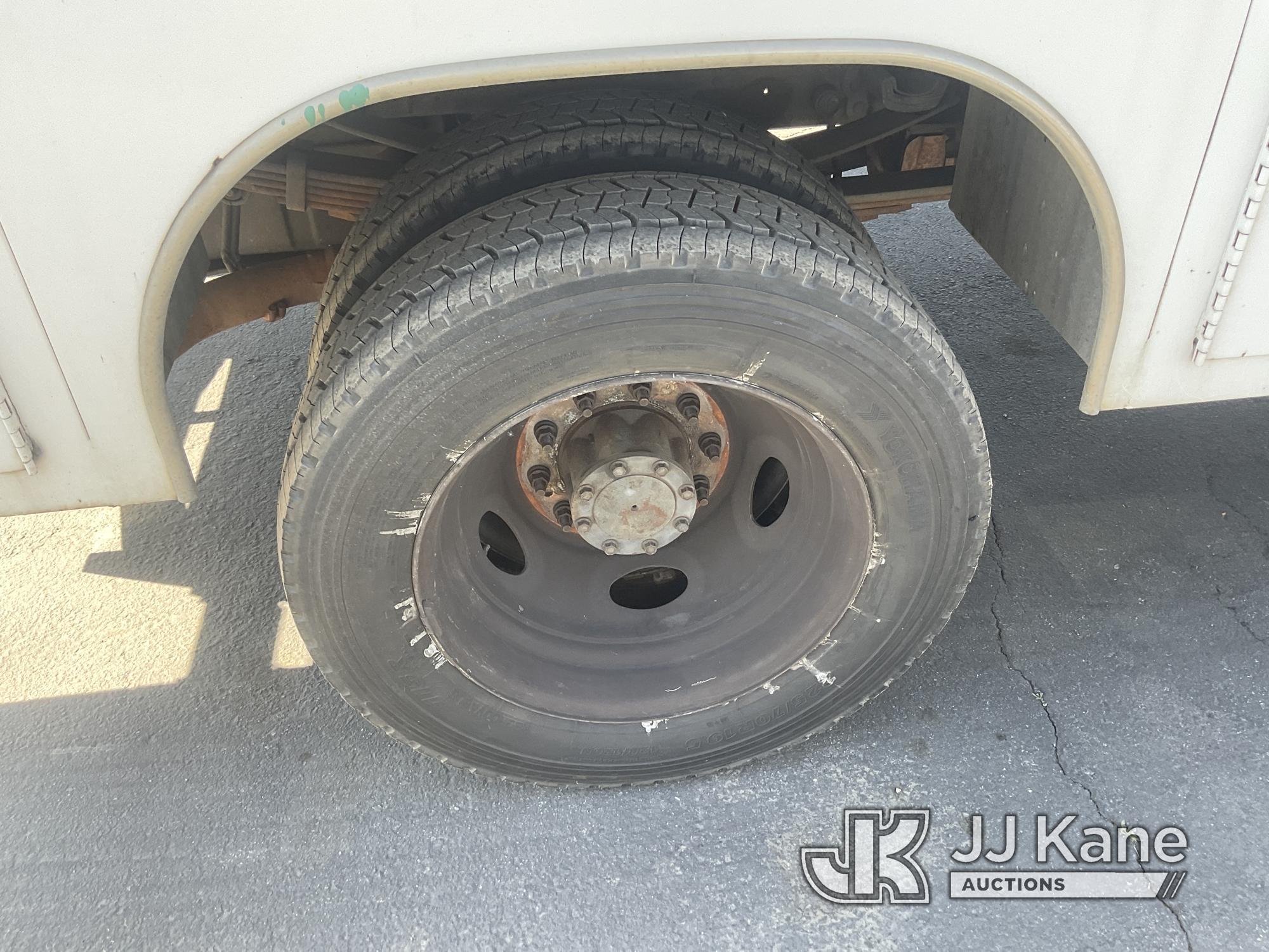 (Jurupa Valley, CA) 2006 Ford 550 Dump Truck Runs & Moves, Front Passenger Damage, Dump Bed Does Not