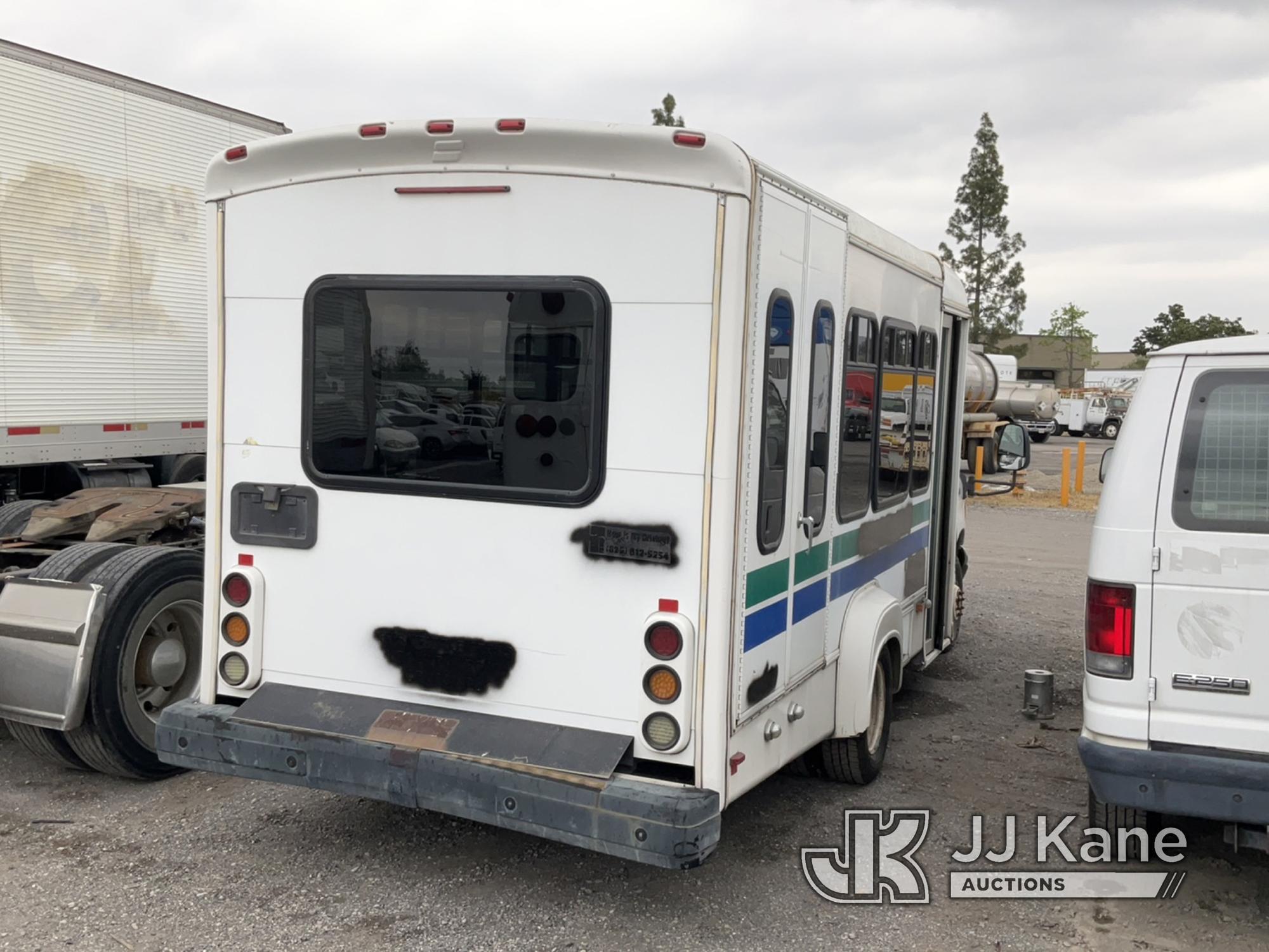 (Jurupa Valley, CA) 2006 Ford E350 Cutaway Runs & Moves, Paint Damage, Bad Charging System