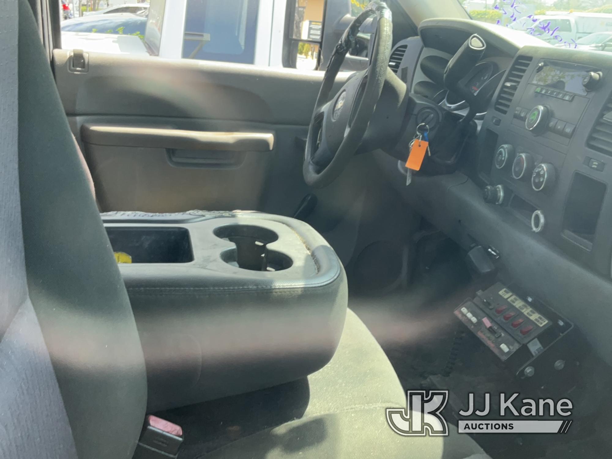 (Jurupa Valley, CA) 2010 Chevrolet Silverado 2500HD Regular Cab Pickup 2-DR Runs & Moves, Check Engi