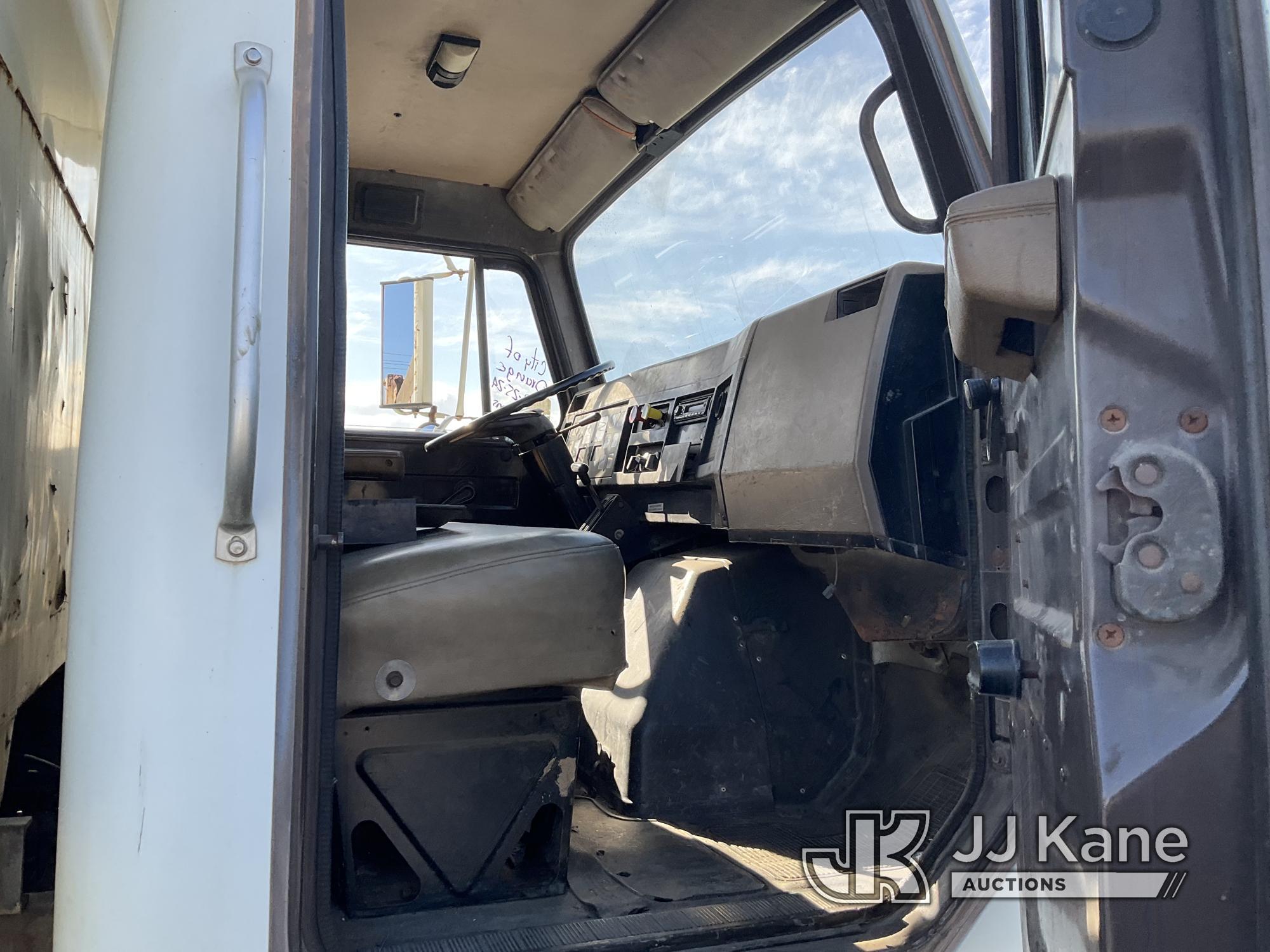 (Jurupa Valley, CA) 1991 International 4900 T/A Dump Truck Runs & Moves, Damaged Light bulb & Housin