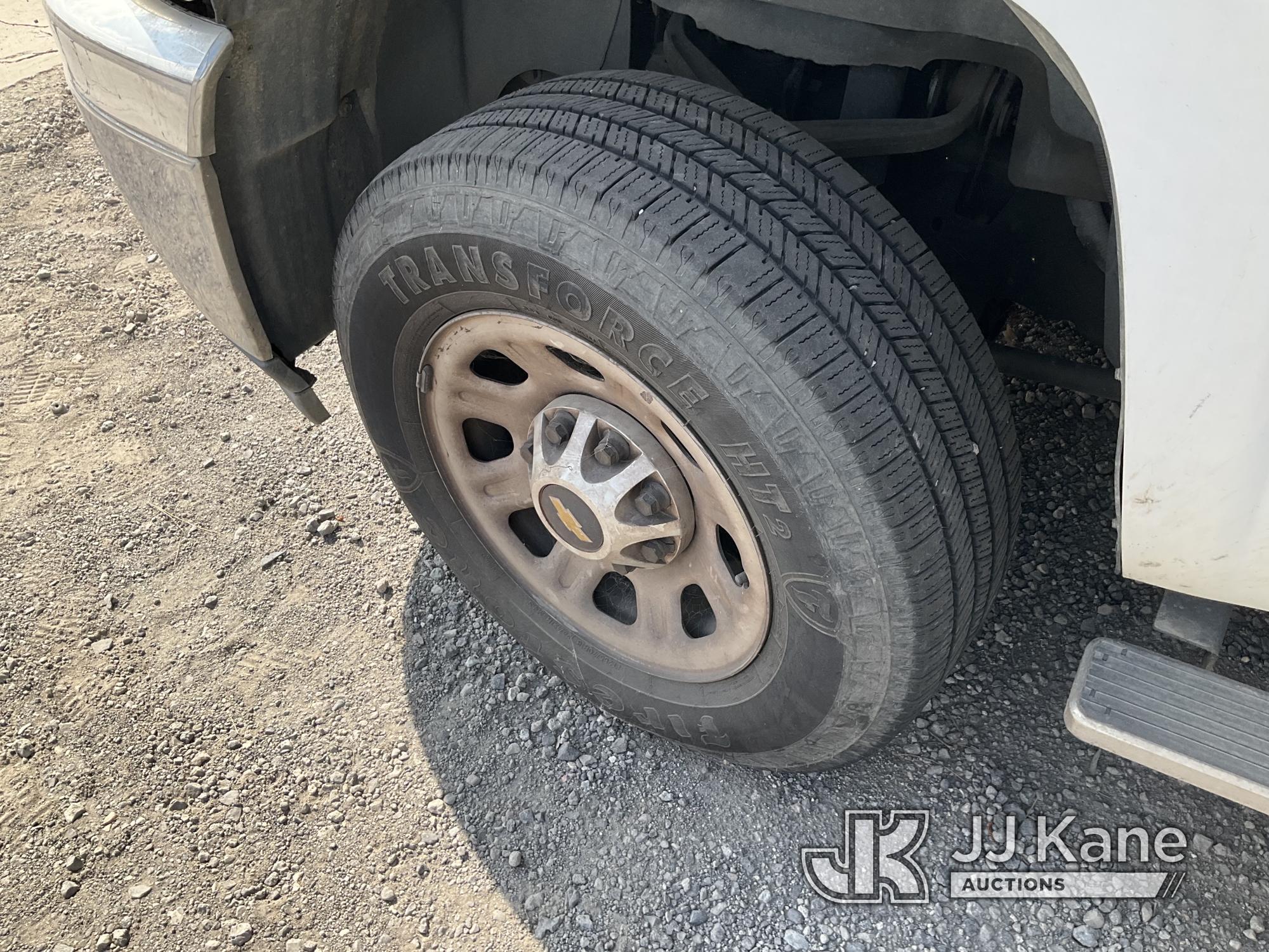 (Jurupa Valley, CA) 2011 Chevrolet Silverado 3500HD Service Truck Not Running, Bad Batteries, True H