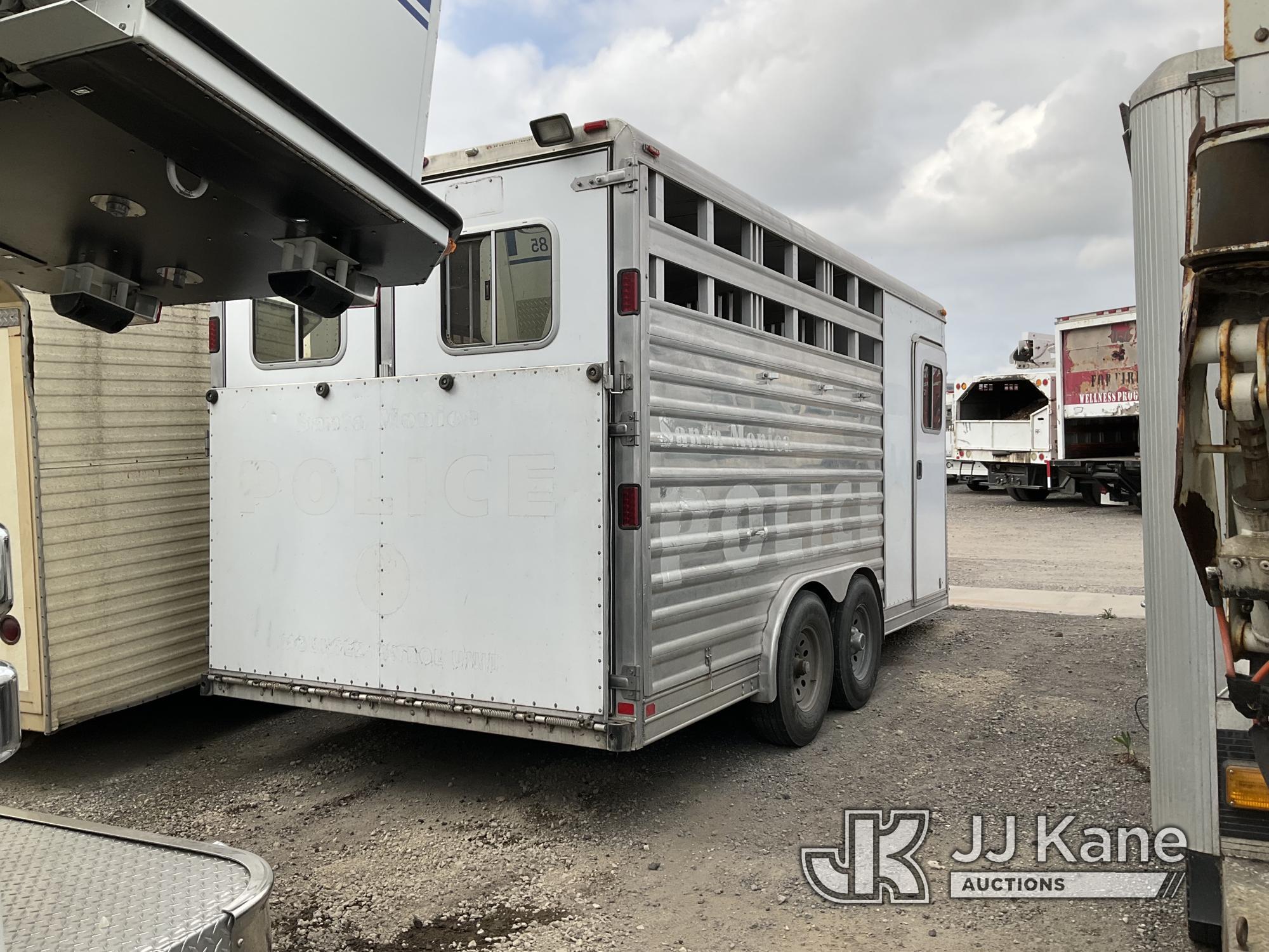 (Jurupa Valley, CA) 2010 Featherlite 3 Horse Trailer T/A Livestock Trailer Trailer Length: 15ft 10in